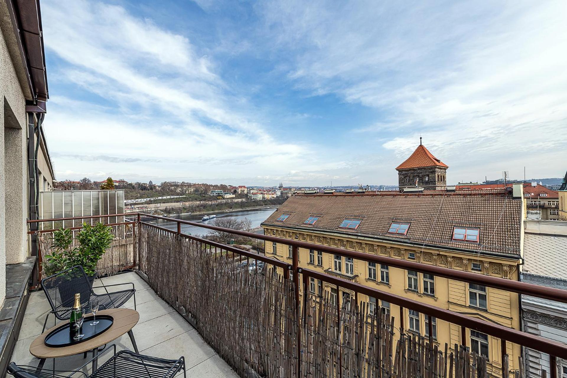 Floor Industrial With A River View Apartment *