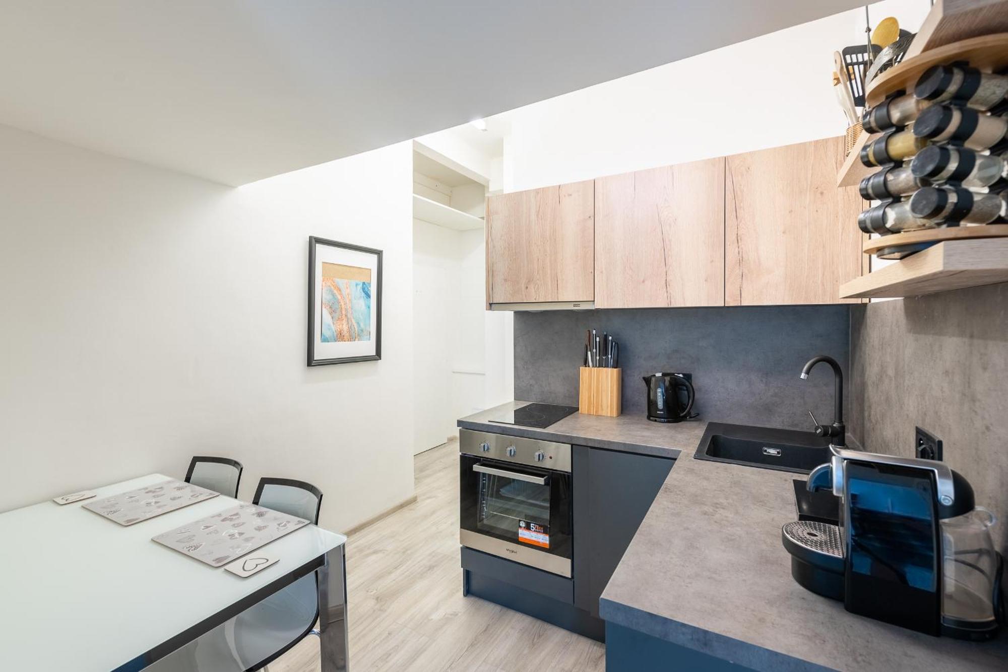 By The Metro With Private Parking Apartment *