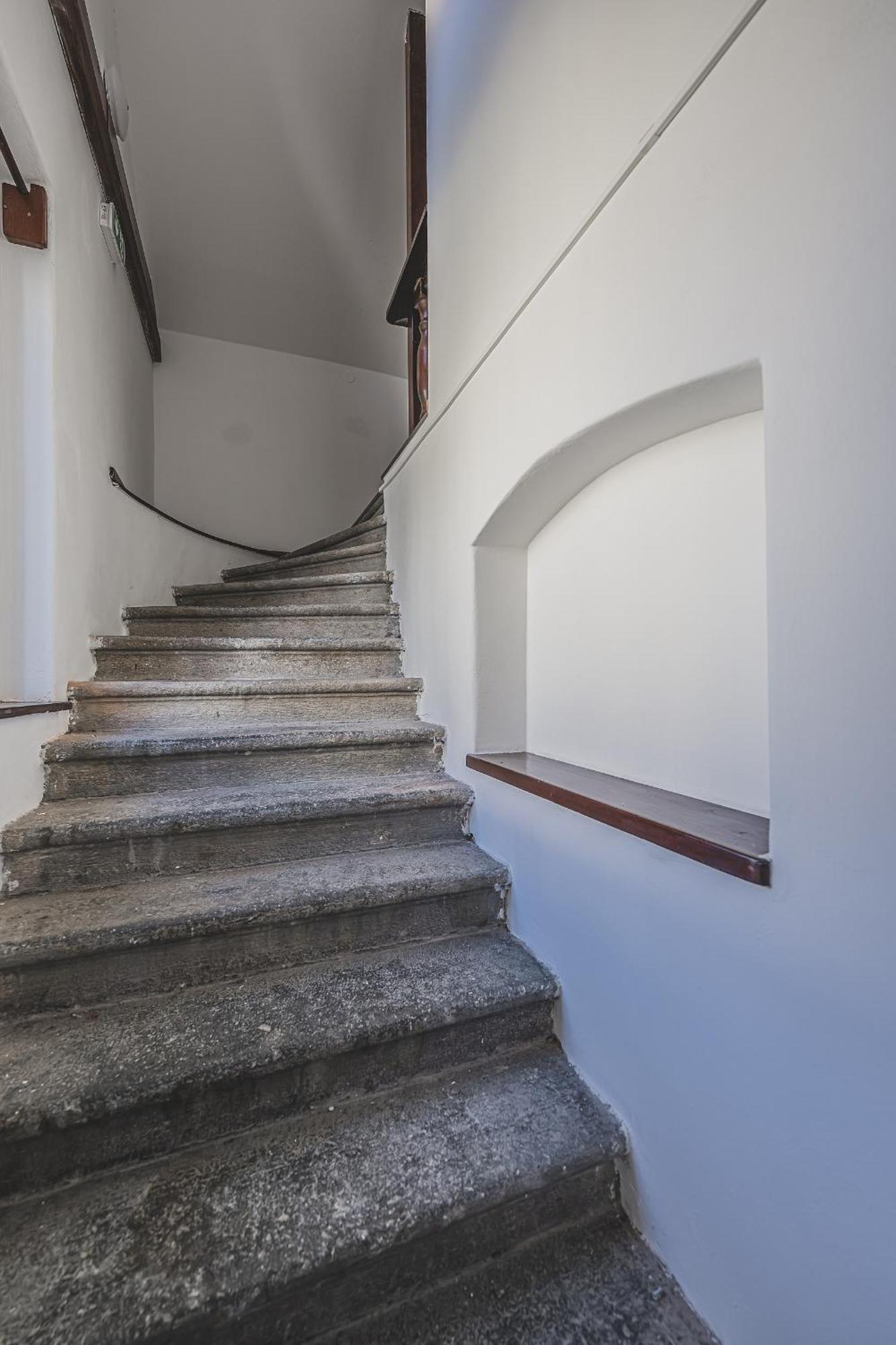 Apartment Flat Near Castle Stylish & Prime Location 3