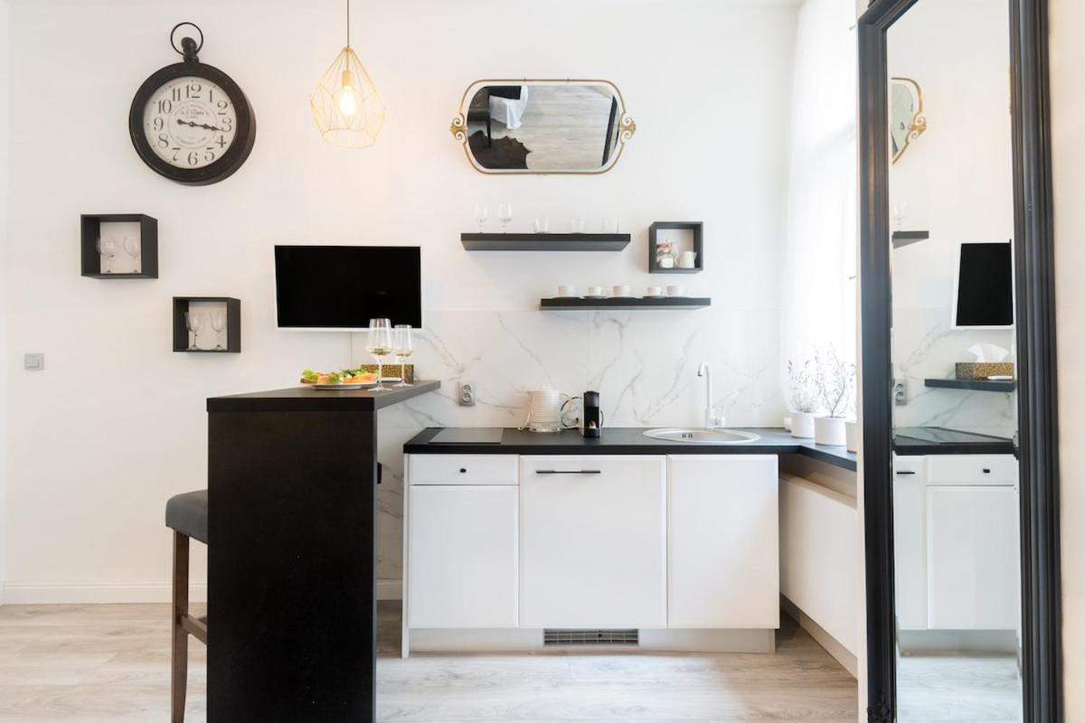 Wenceslas Square / Main Station - New Studio***** Praga
