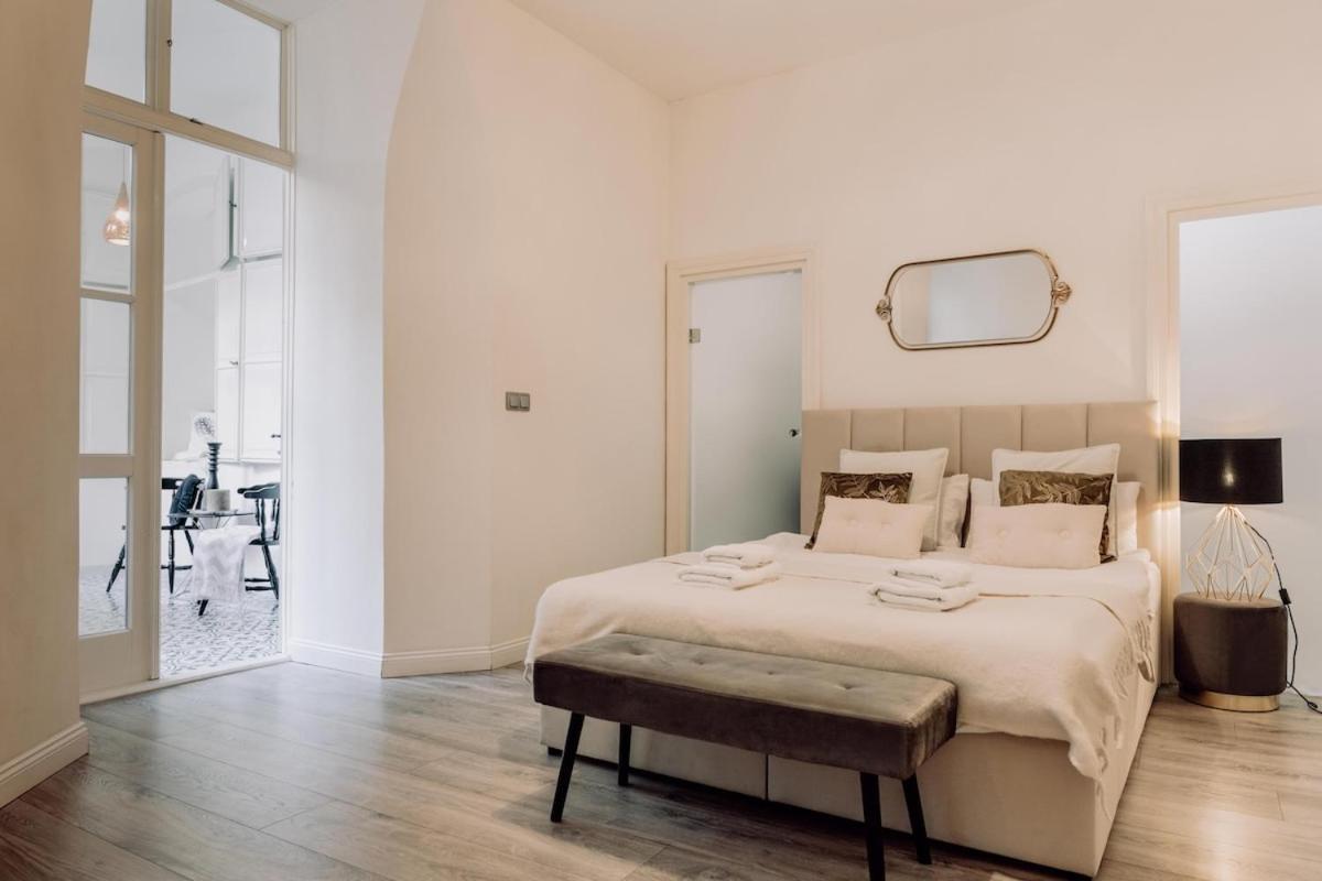 Wenceslas Square / Main Station - New Studio***** * Praga