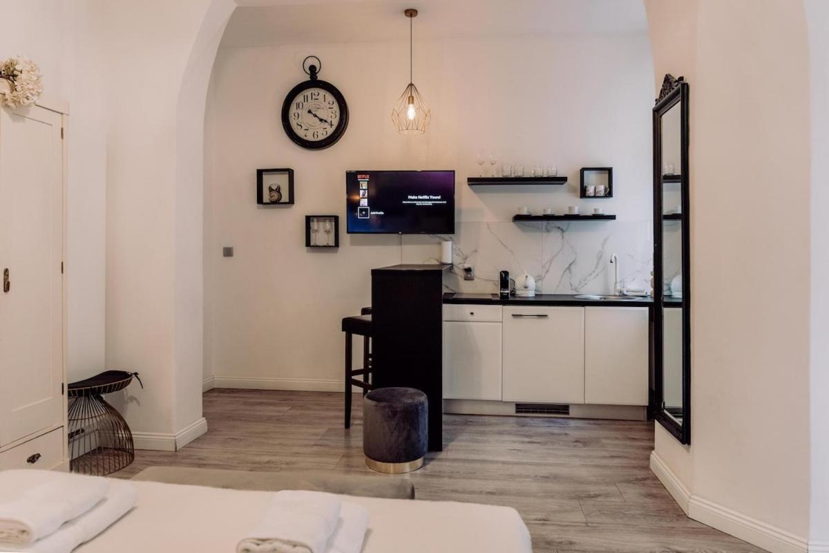 Wenceslas Square / Main Station - New Studio***** * Praga