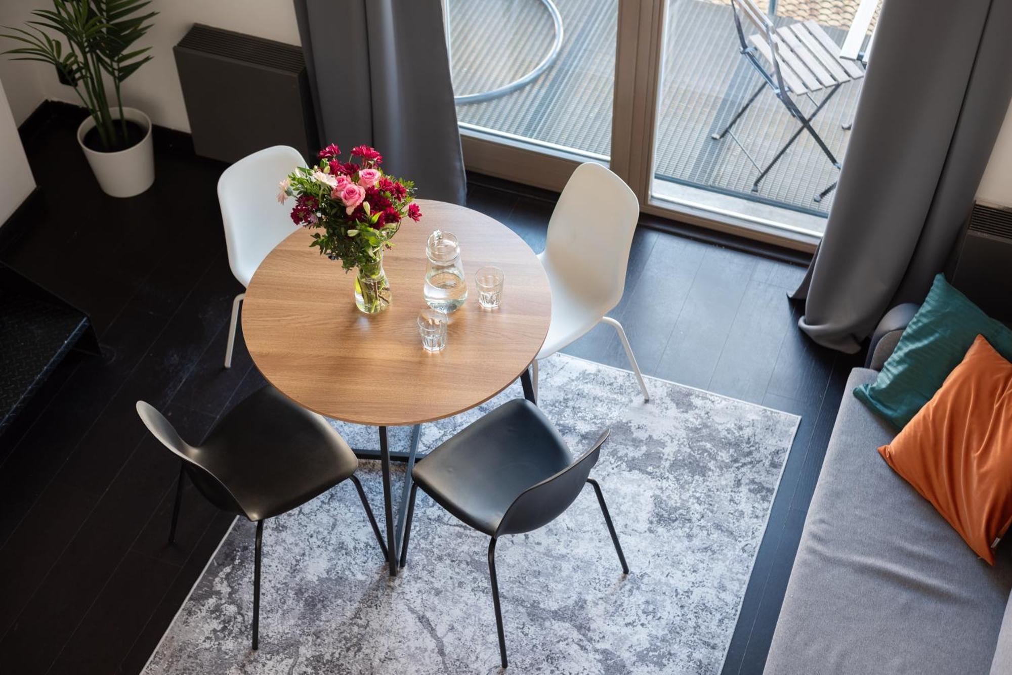 Loft Spacious In Praga