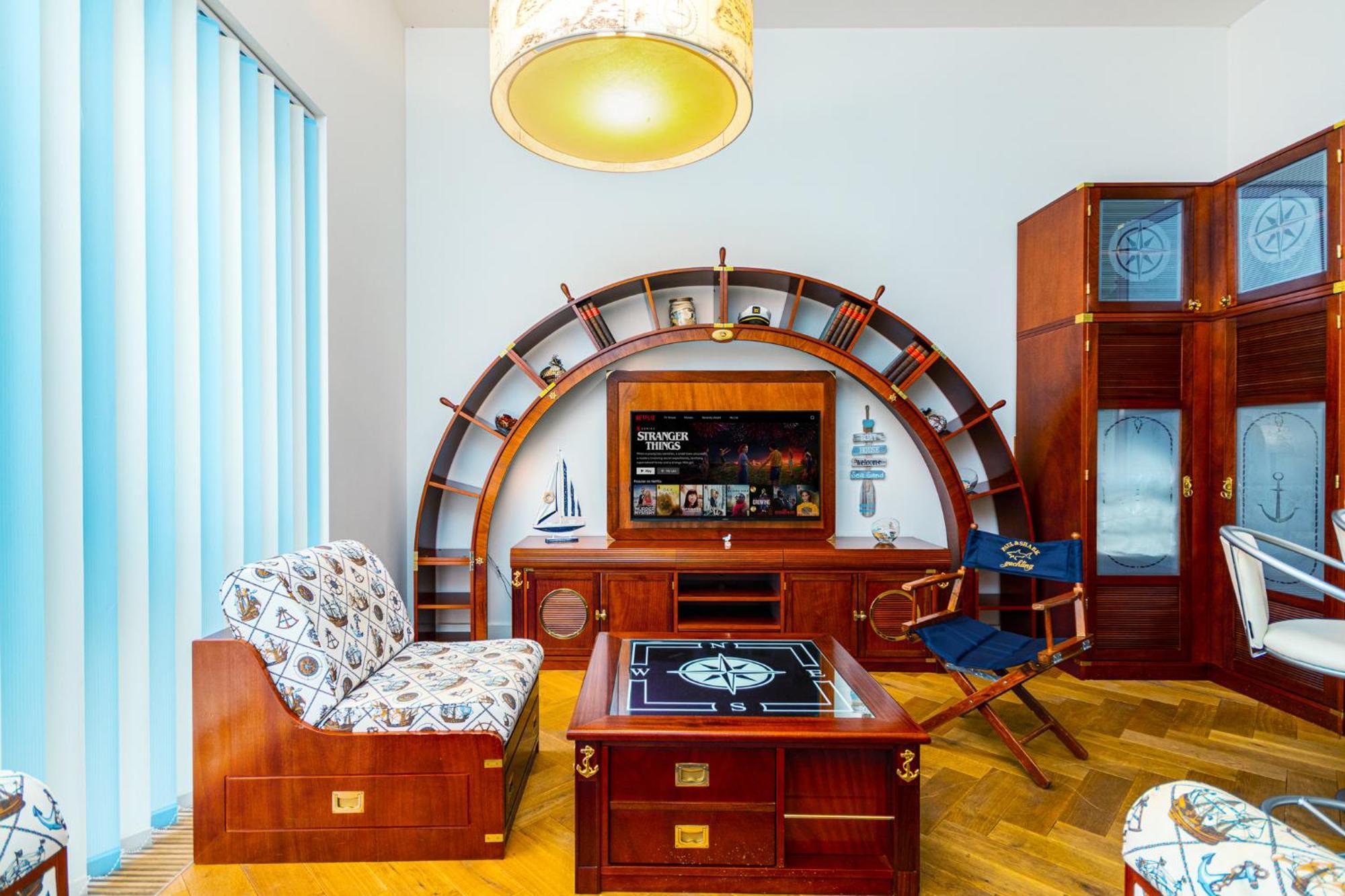 Luxury Yacht-style Old Town Apartment