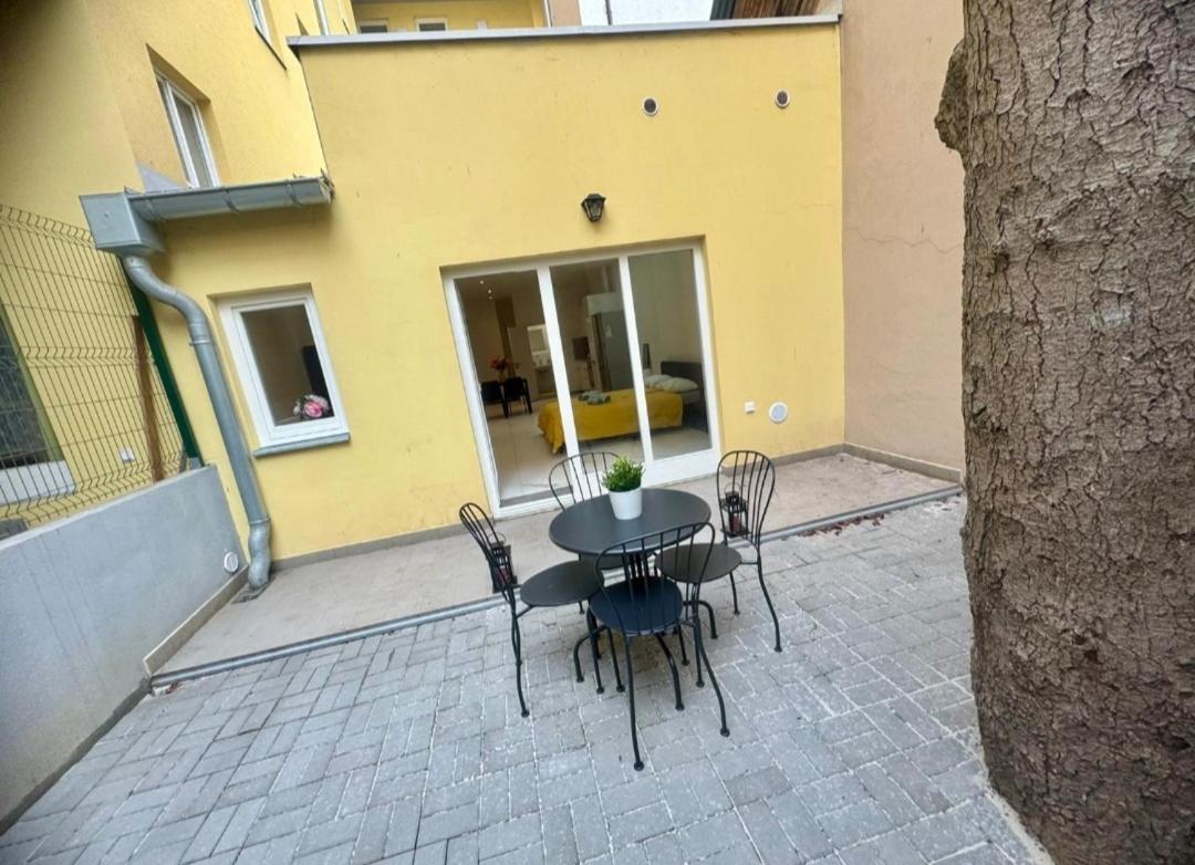 Urban Loft & Courtyard Apartment *