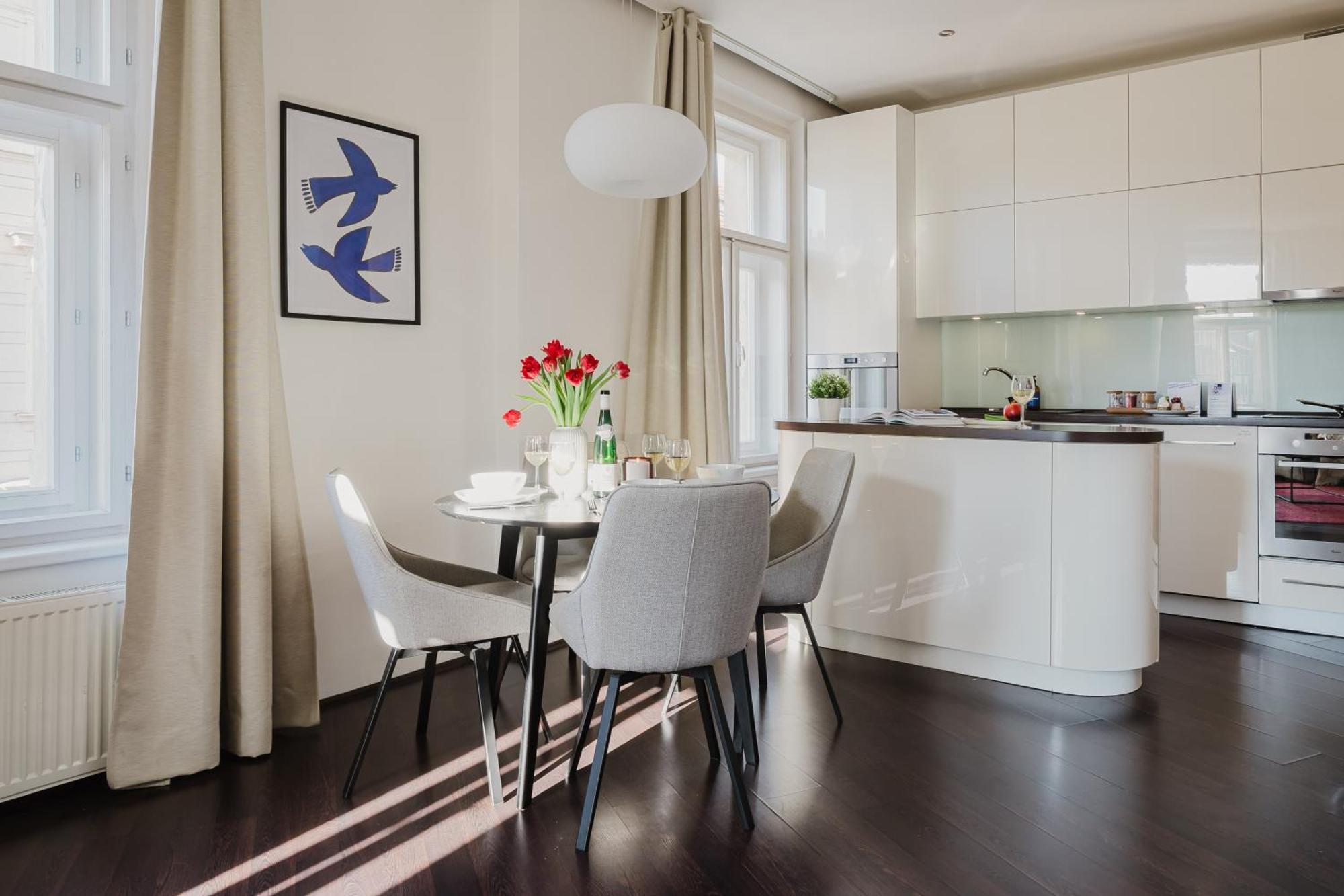 Apartment Days - Stylish - Netflix - Hip District