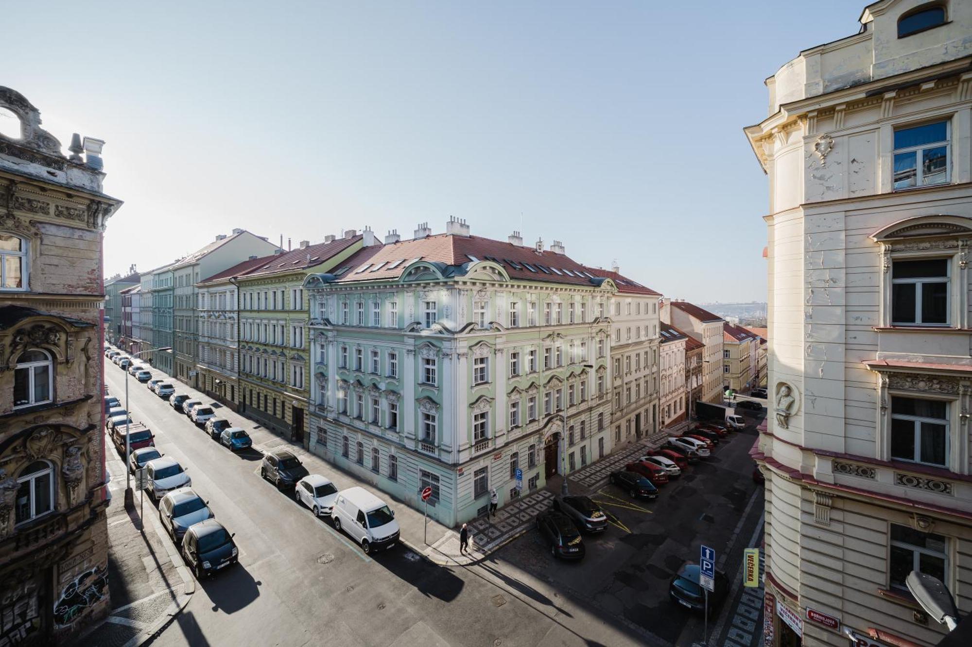 Days - Stylish - Netflix - Hip District Apartment *