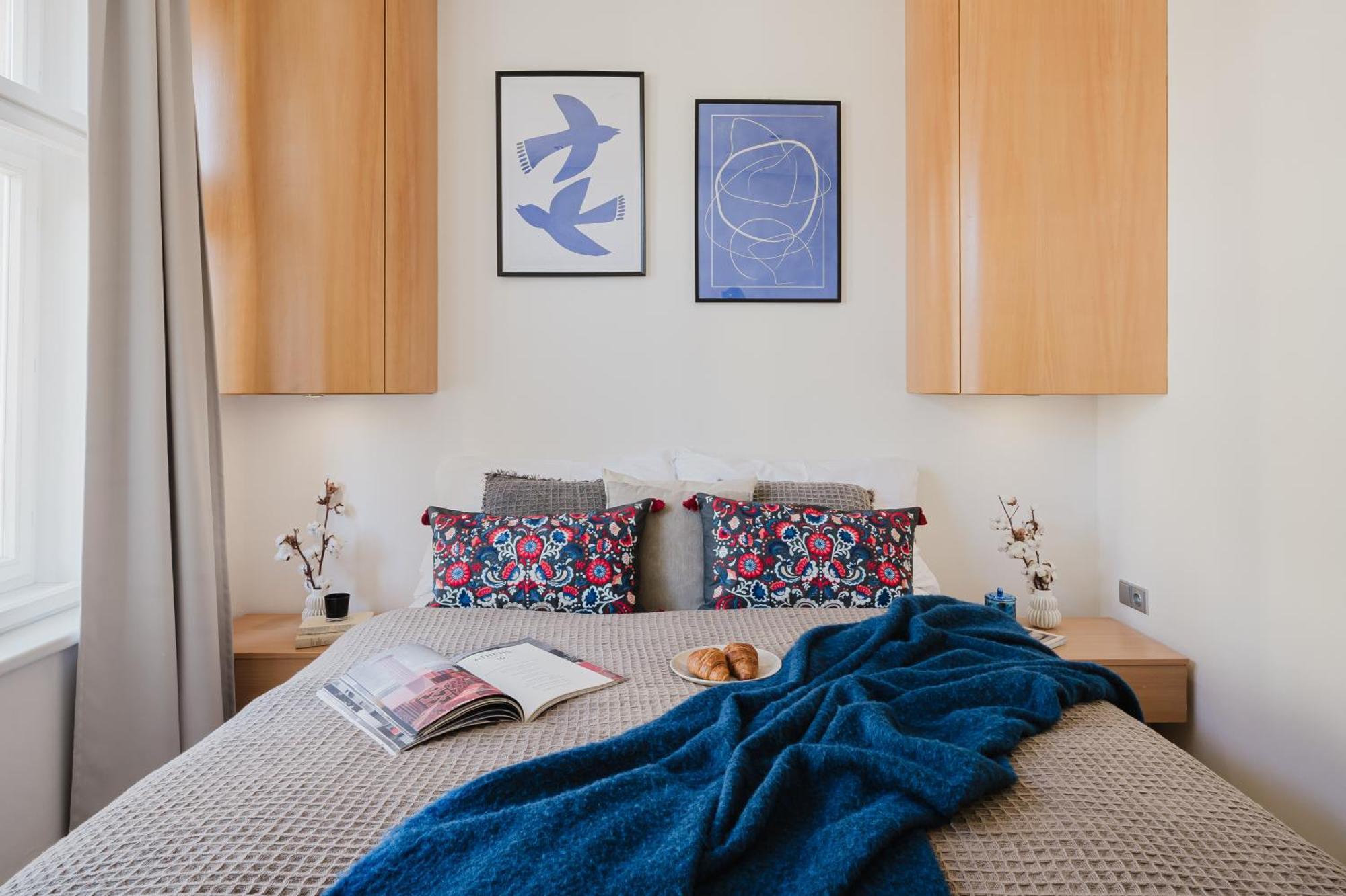Days - Stylish - Netflix - Hip District *