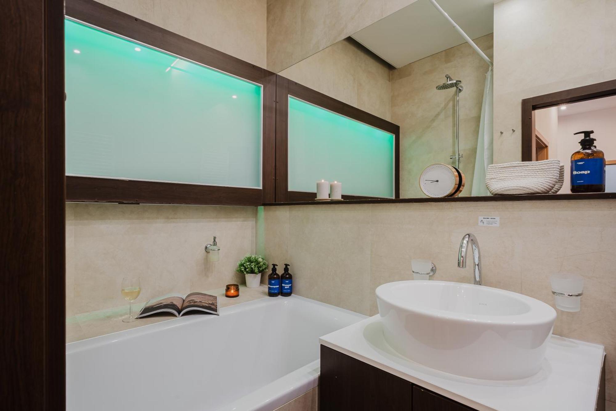 Apartment Days - Stylish - Netflix - Hip District *