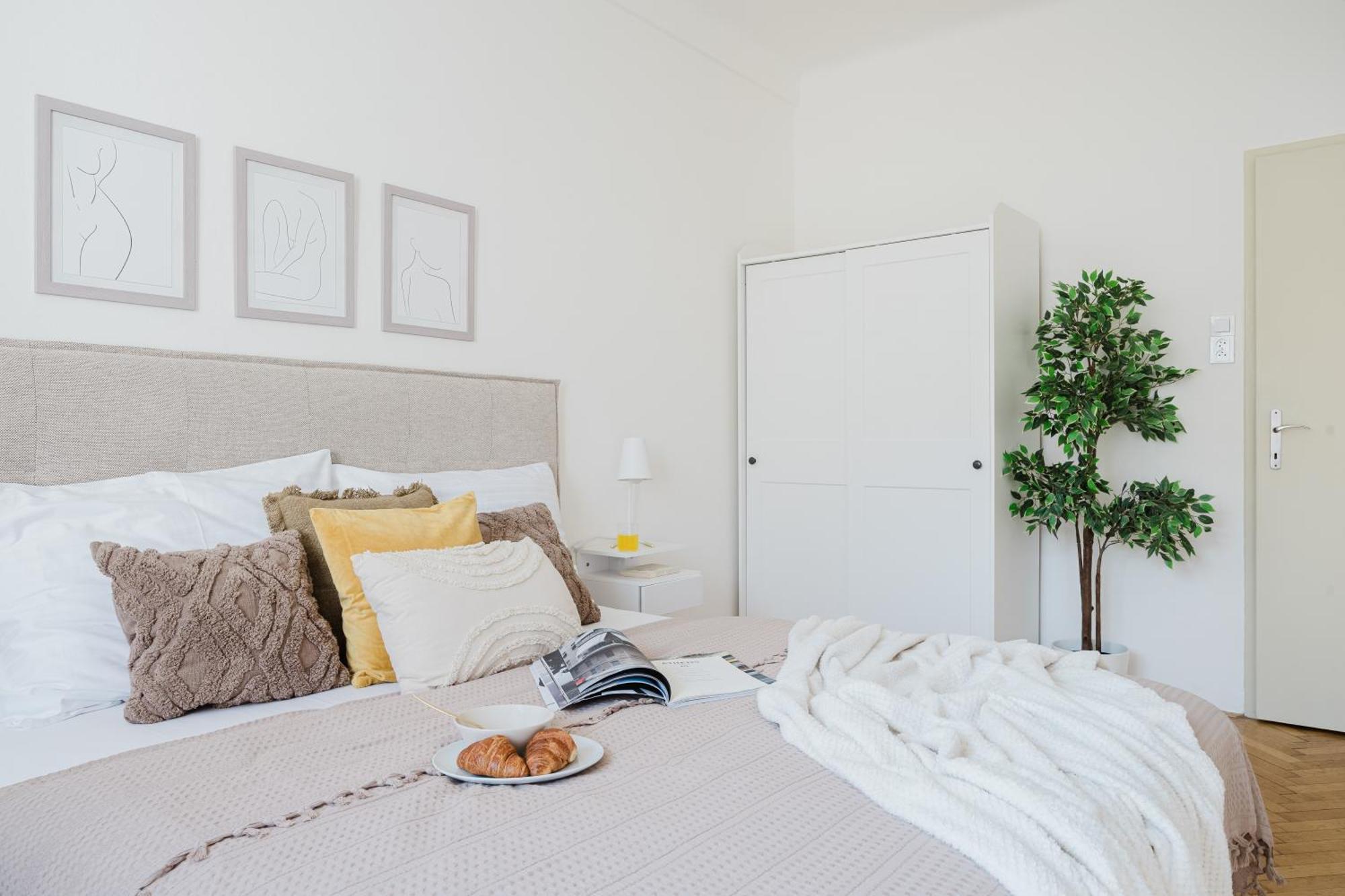 Days - 1bdr - Workspace - Netflix - New Town *