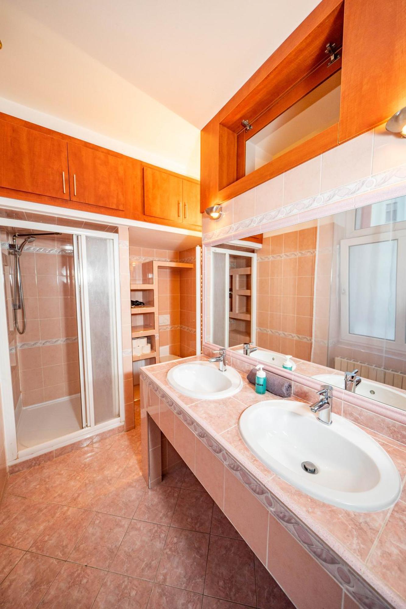 Apartment 6 Bob's - 3 Bedrooms, King Size Beds Prague