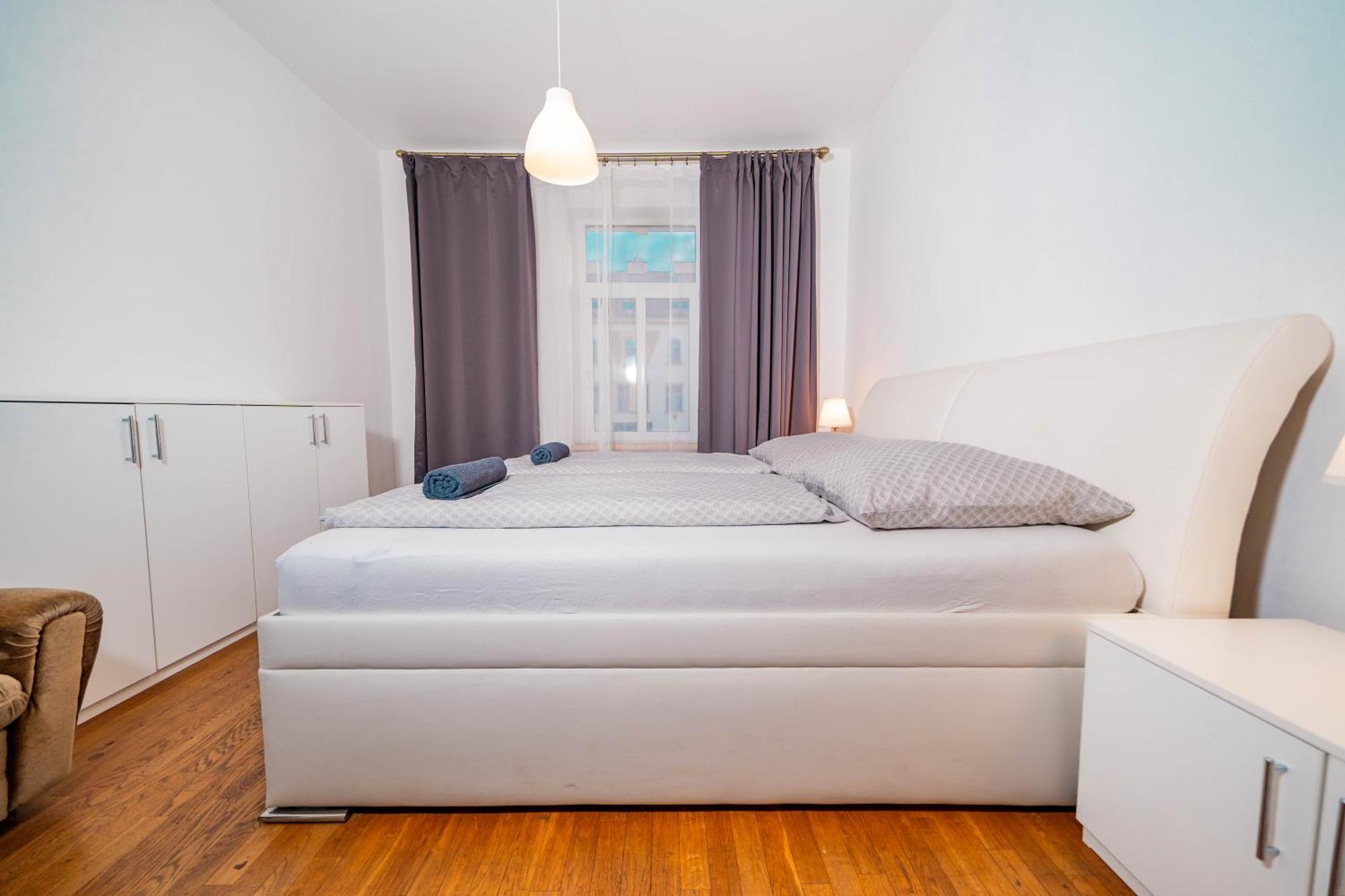Apartment 6 Bob's - 3 Bedrooms, King Size Beds Prague