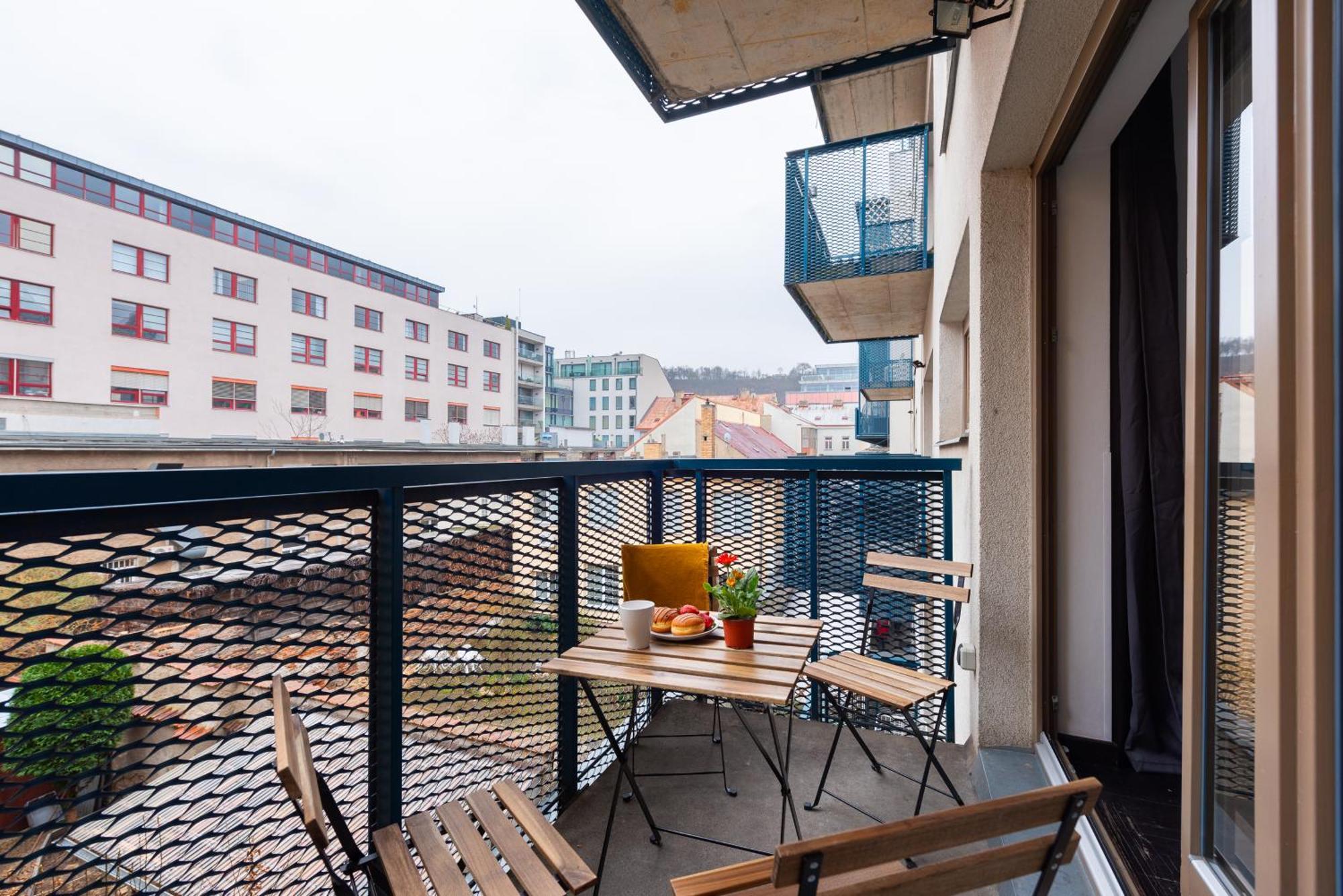 Apartment Spacious Near Karlin Square *