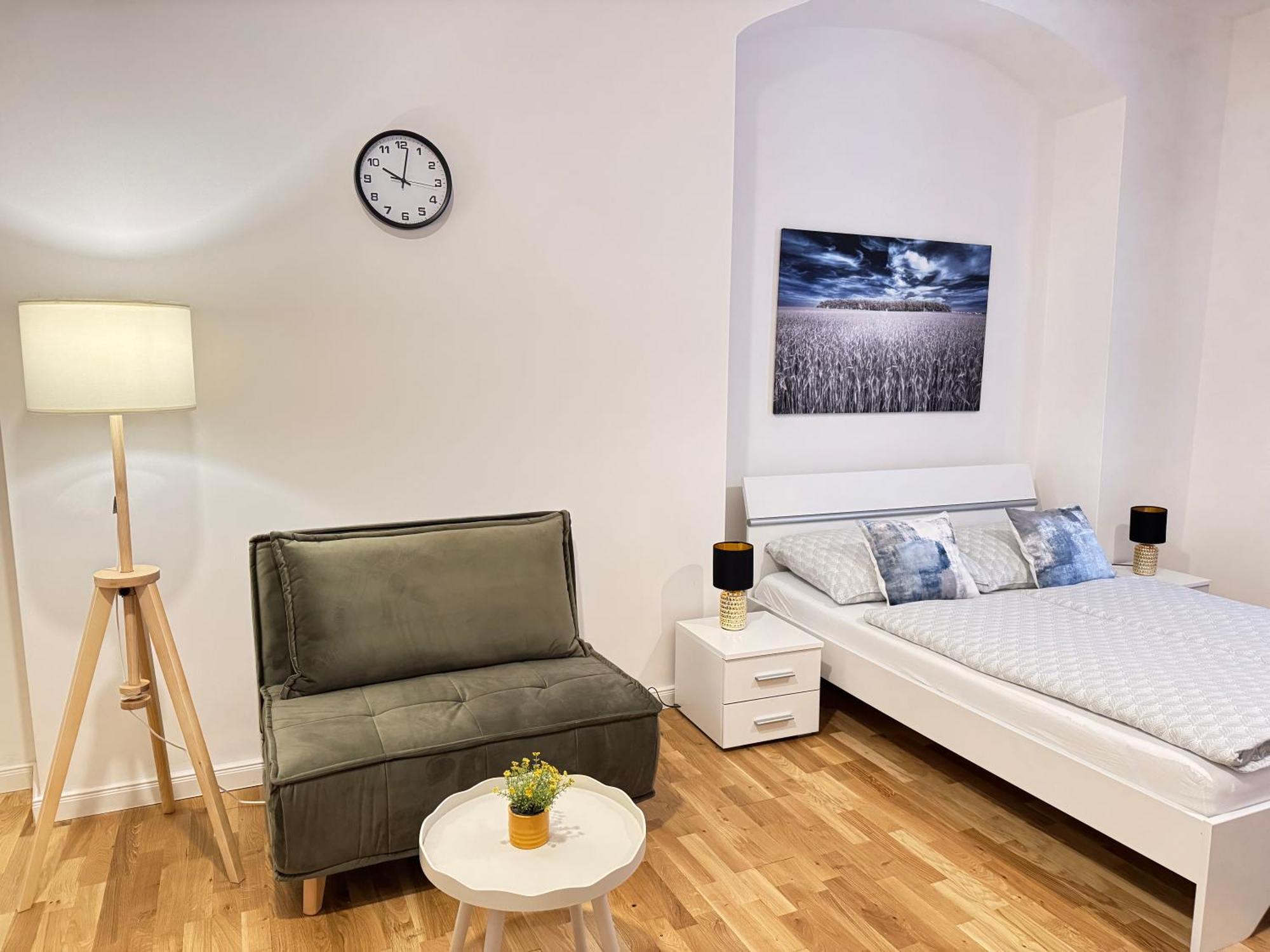 Apartment 1 New Just Steps Away From Old Town And The Florence Bus Station *