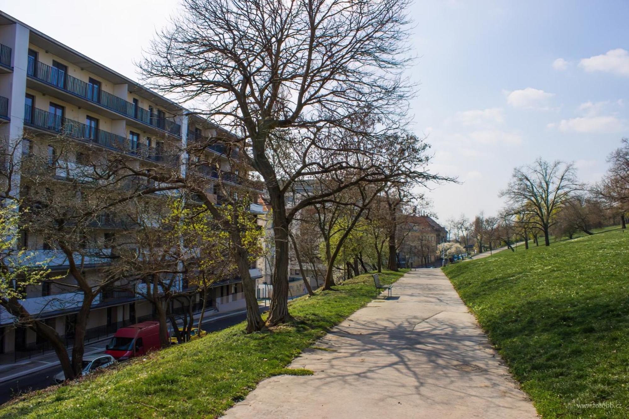 Onsite Free Garage Parking, 10min Centre By Bus Appartement *
