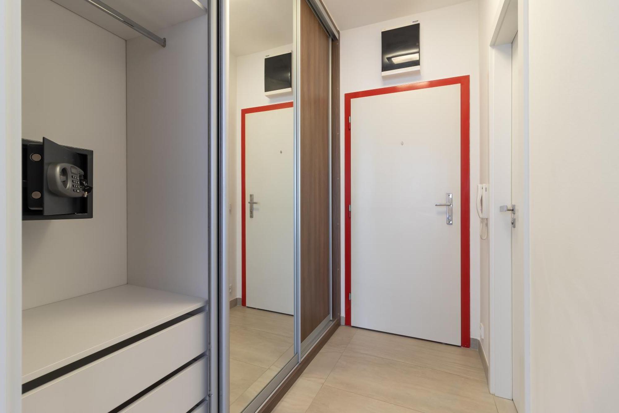 Peace And Comfort Near Center With Balcony, 500mb Wifi Apartment Prague
