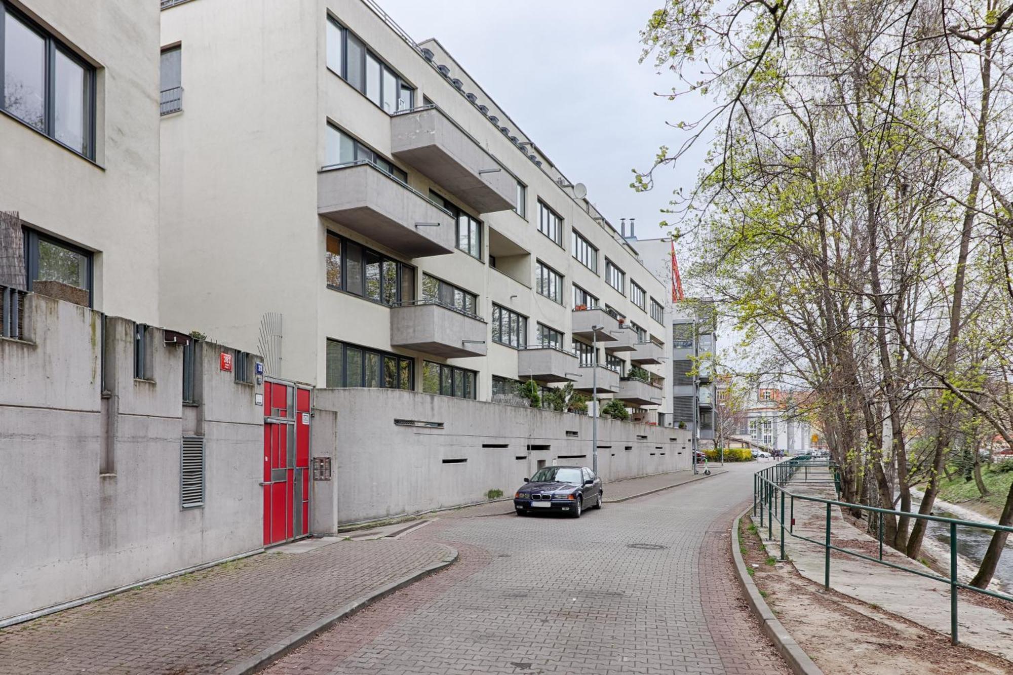 Peace And Comfort Near Center With Balcony, 500mb Wifi Apartment