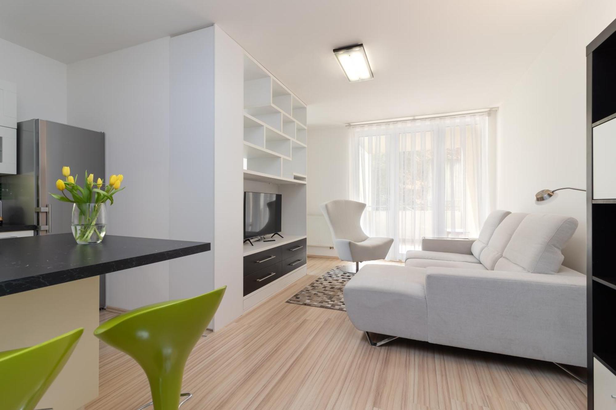 Peace And Comfort Near Center With Balcony, 500mb Wifi Apartment *