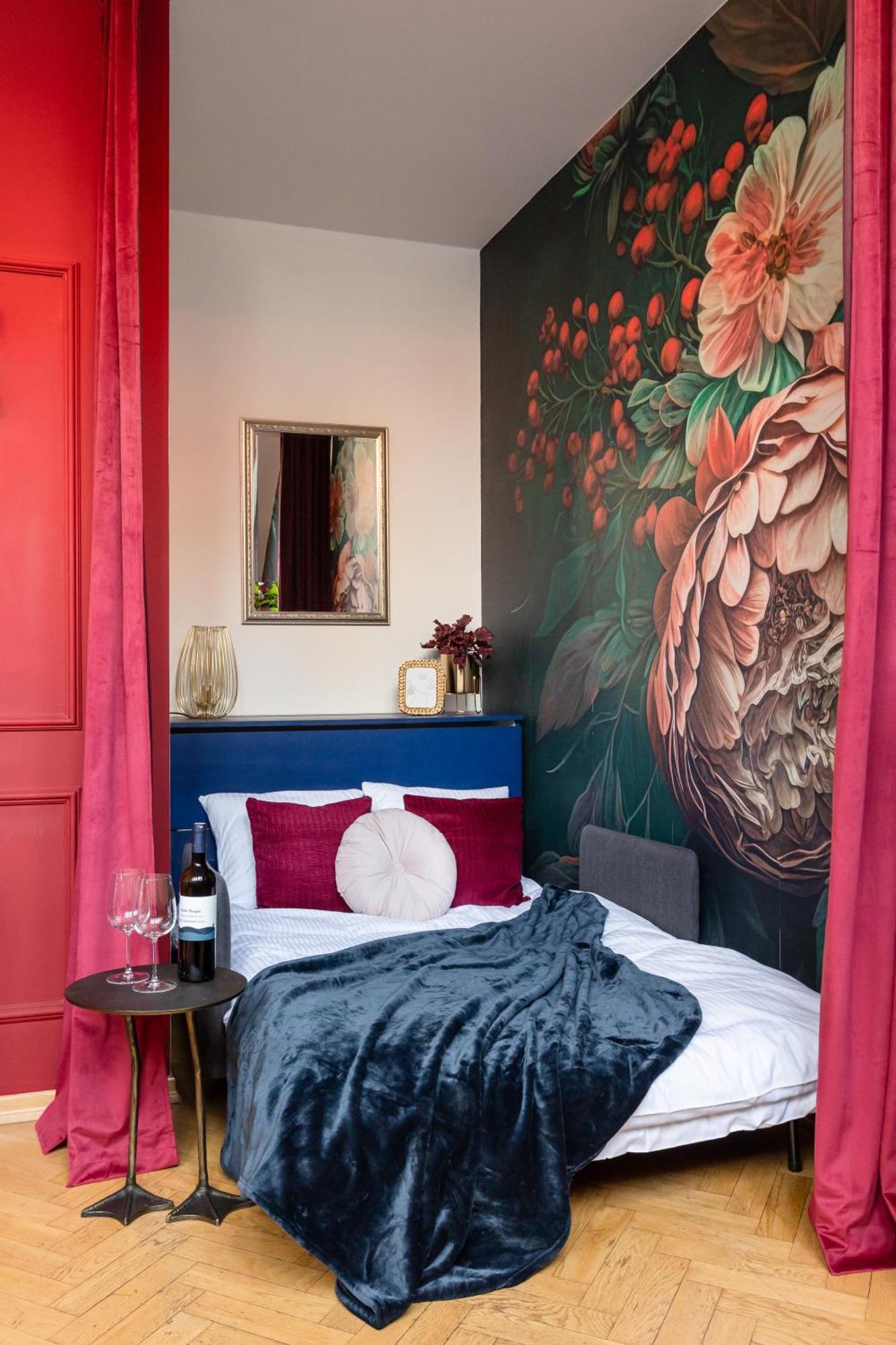 Decadent Art Deco Balcony Apartment In Old Town *