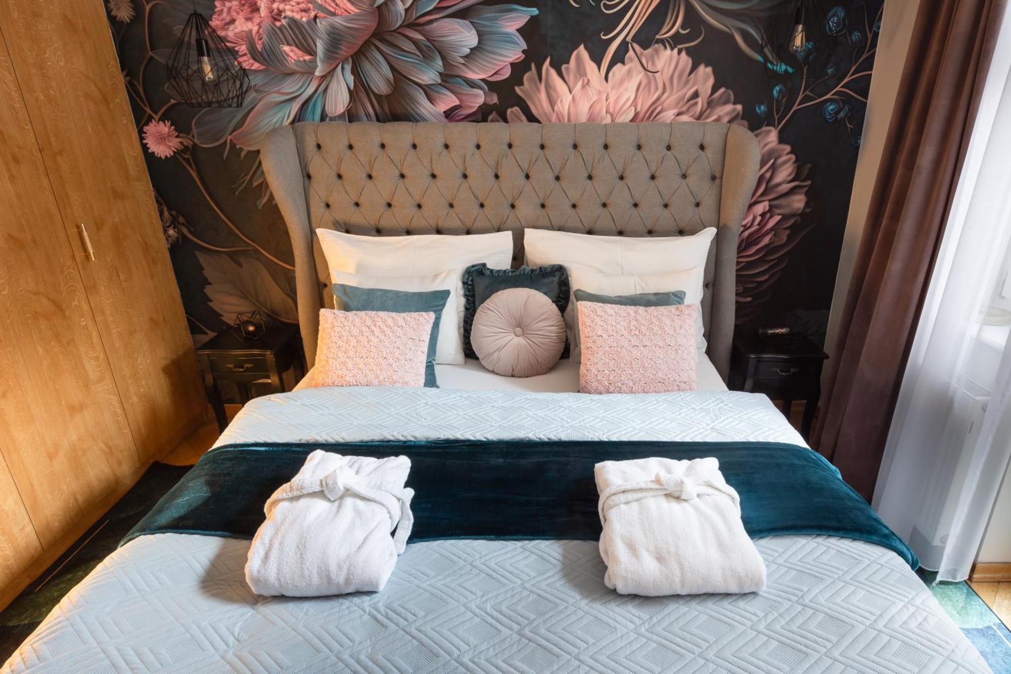 Decadent Art Deco Balcony Apartment In Old Town *