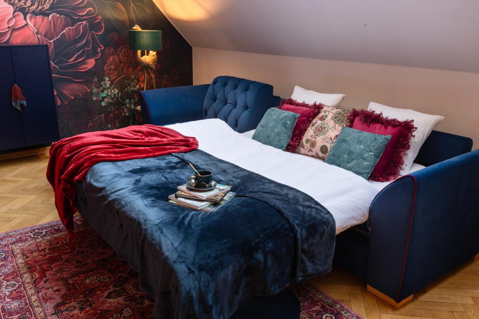Decadent Art Deco Balcony Apartment In Old Town Apartment