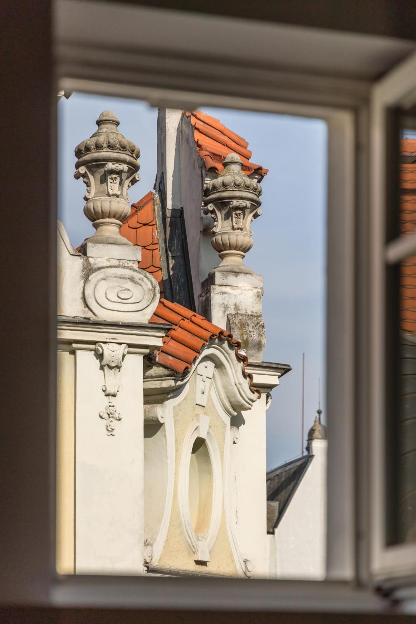 Decadent Art Deco Balcony Apartment In Old Town Apartment *