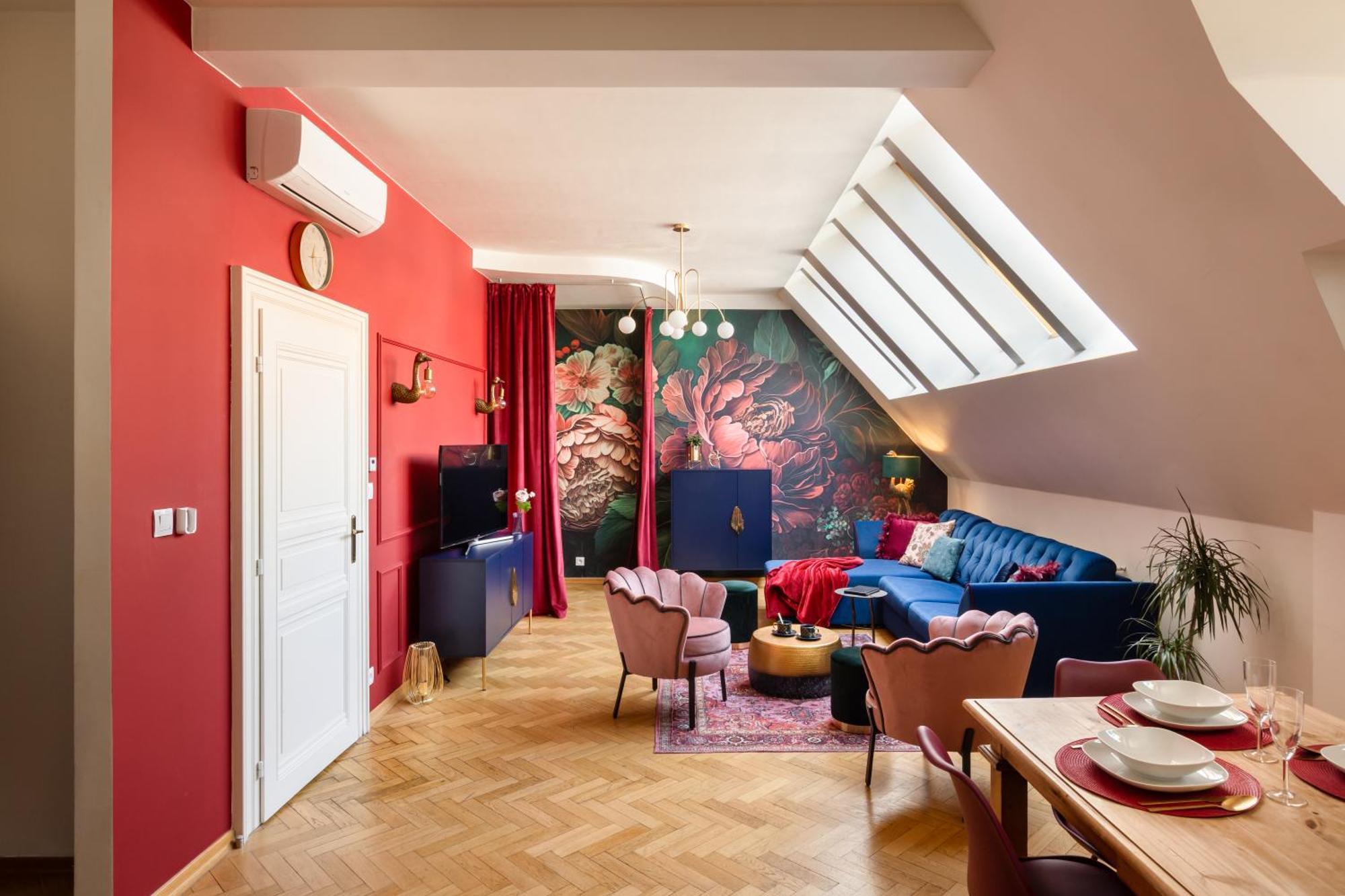Apartment Decadent Art Deco Balcony Apartment In Old Town *