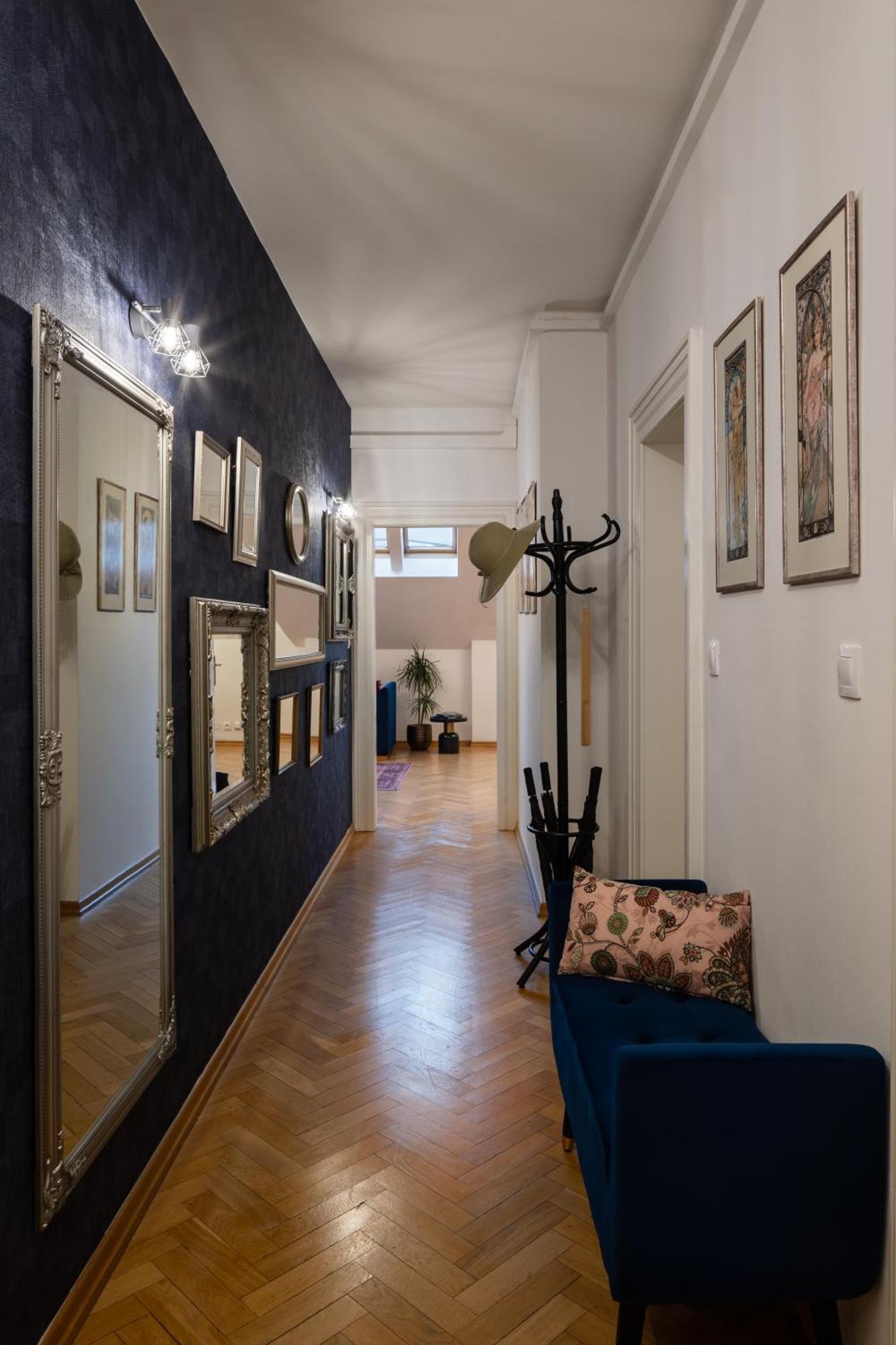 Decadent Art Deco Balcony Apartment In Old Town *