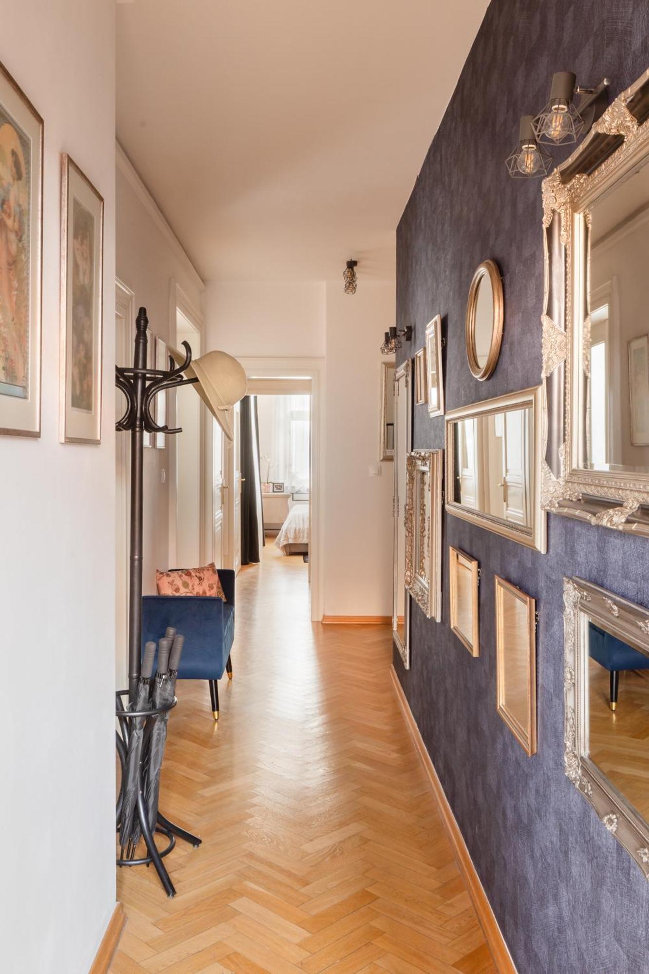 Decadent Art Deco Balcony Apartment In Old Town Apartment
