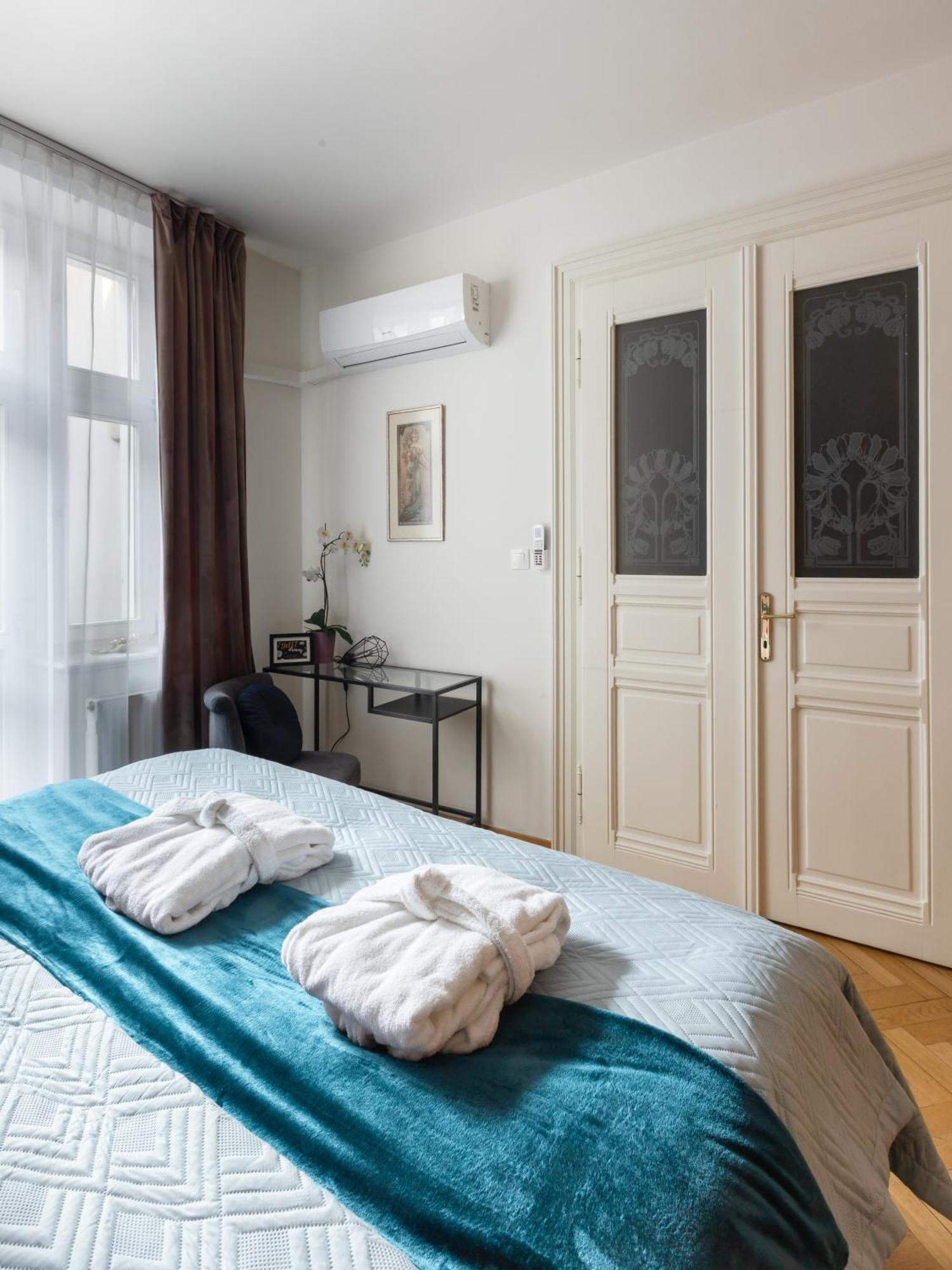 Apartment Decadent Art Deco Balcony Apartment In Old Town Prague
