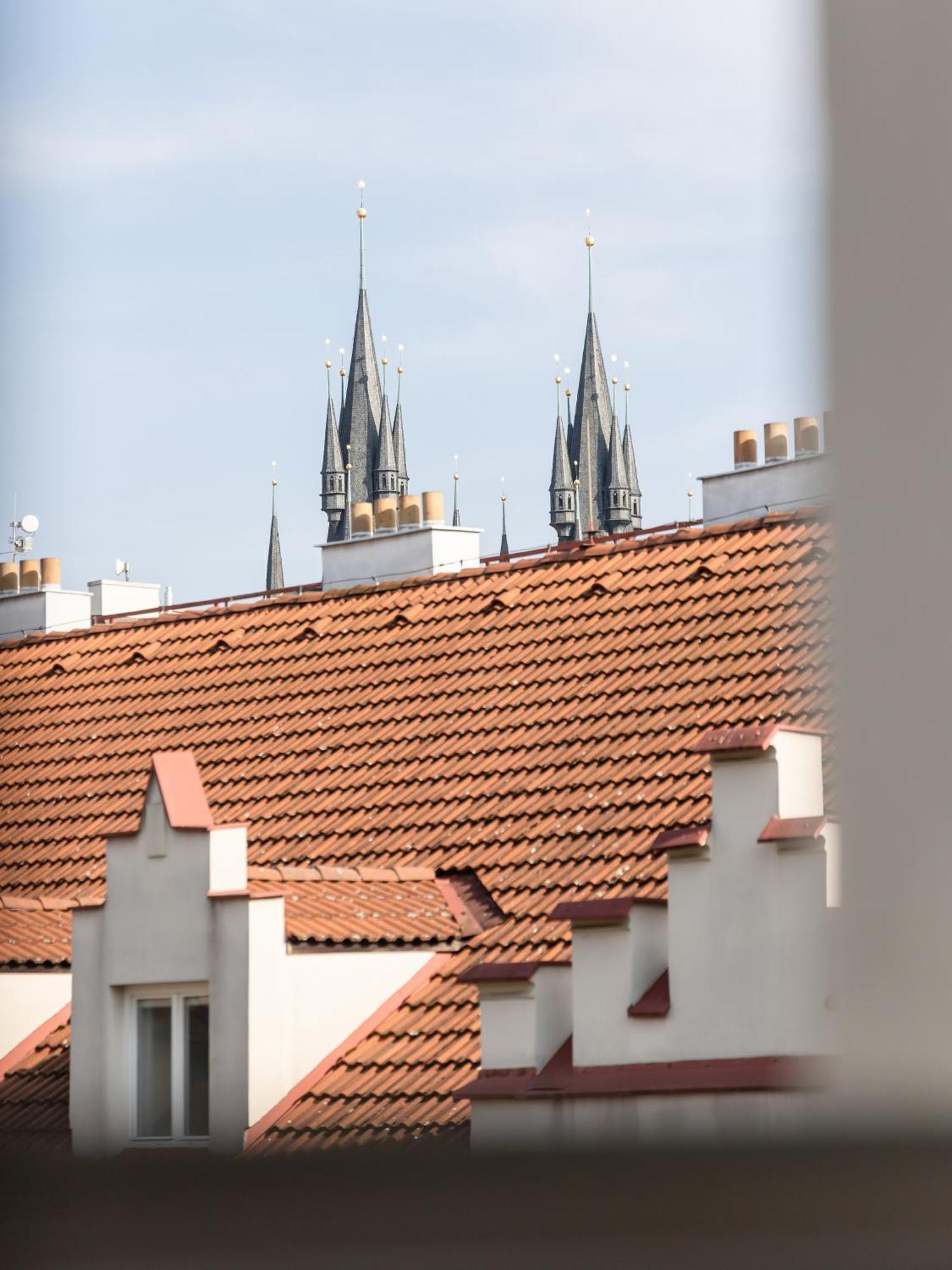 Decadent Art Deco Balcony Apartment In Old Town Apartment