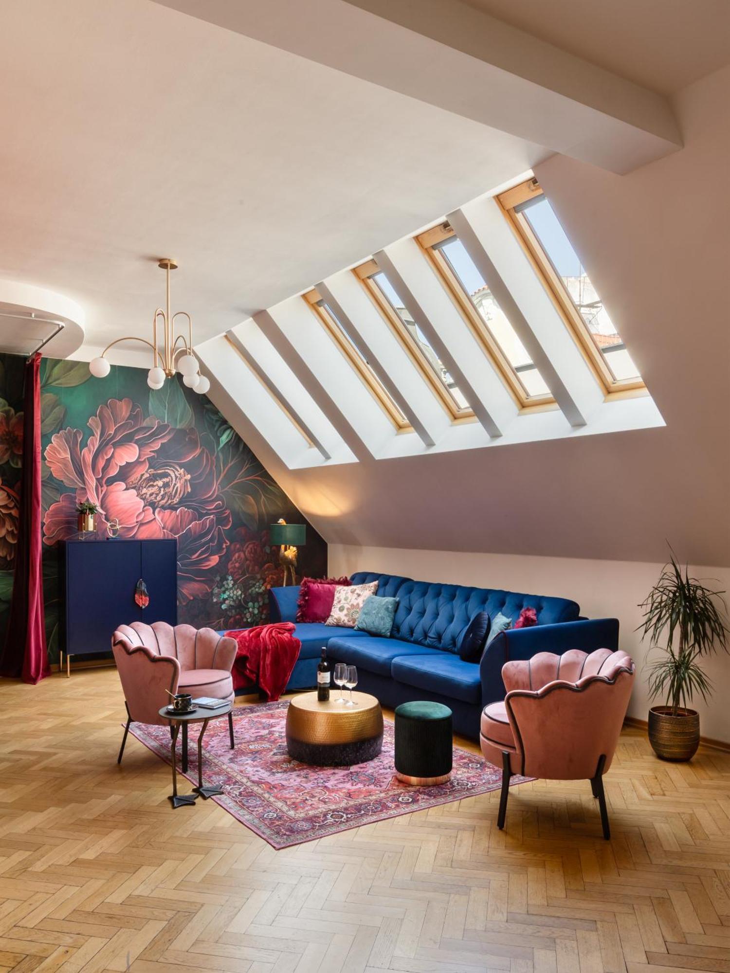 Decadent Art Deco Balcony Apartment In Old Town Apartment *