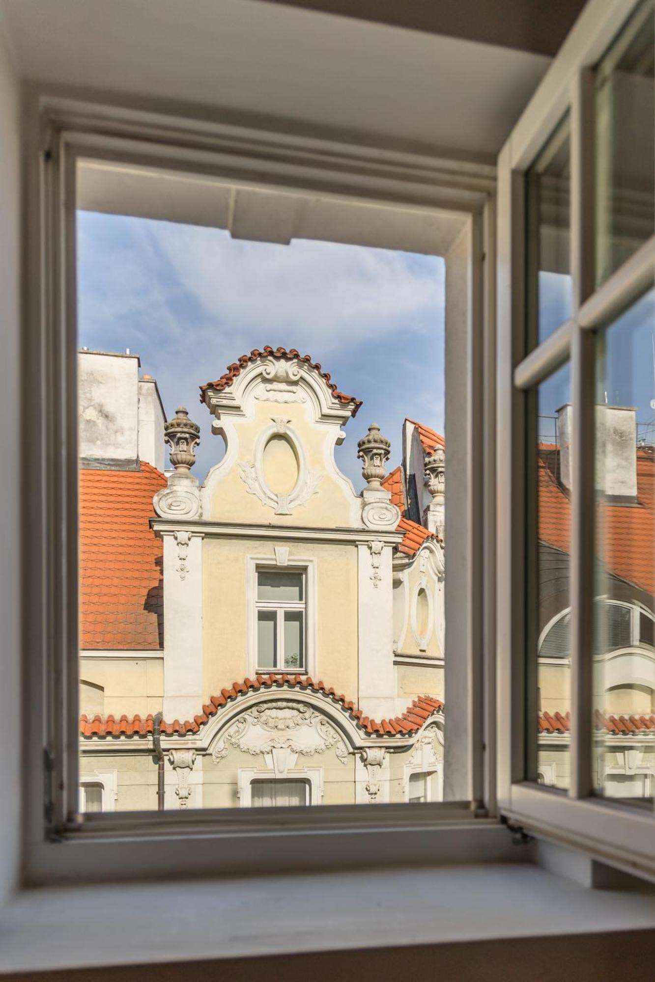 Decadent Art Deco Balcony Apartment In Old Town Apartment Prague