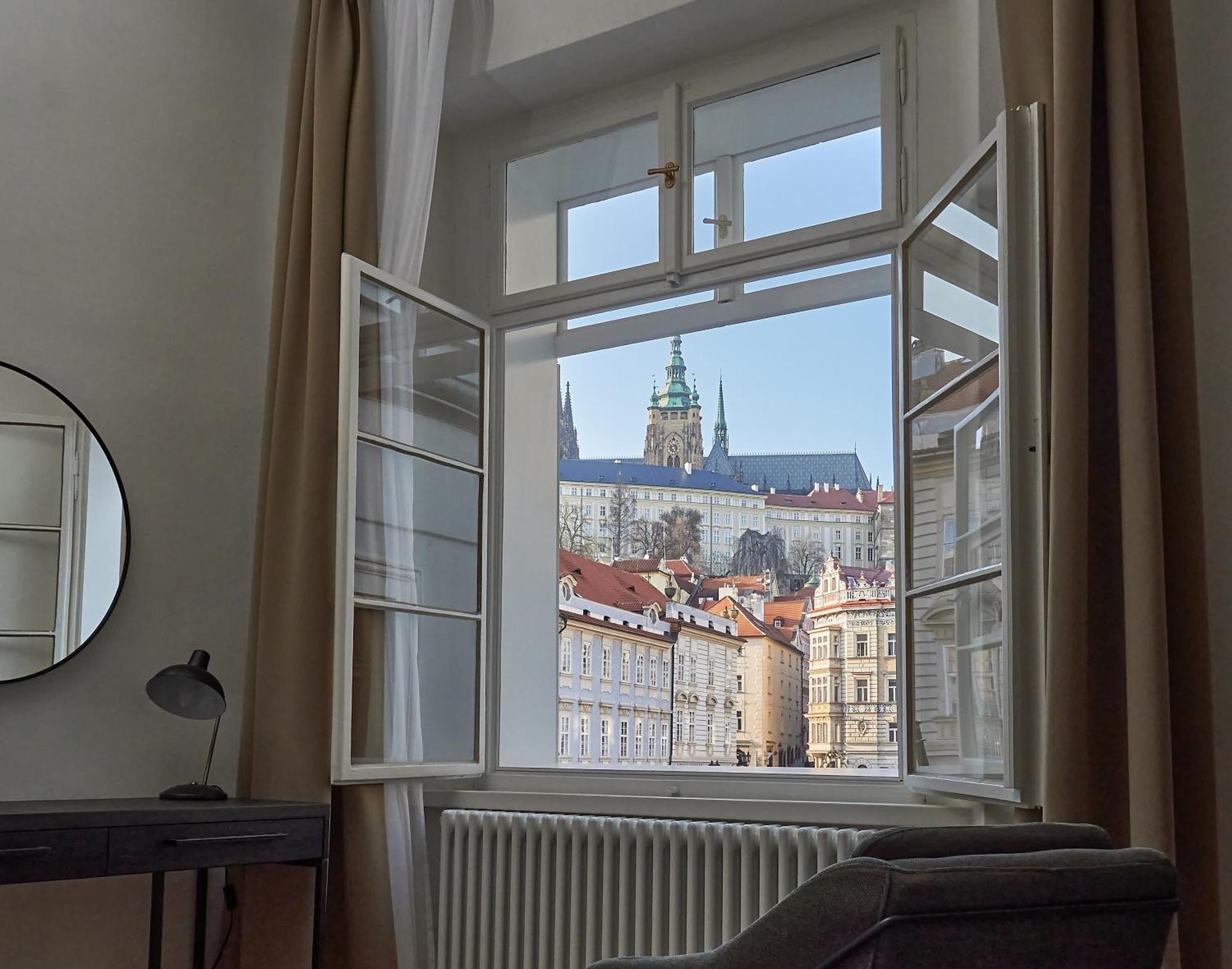 Three Golden Crowns Apart Otel Prag
