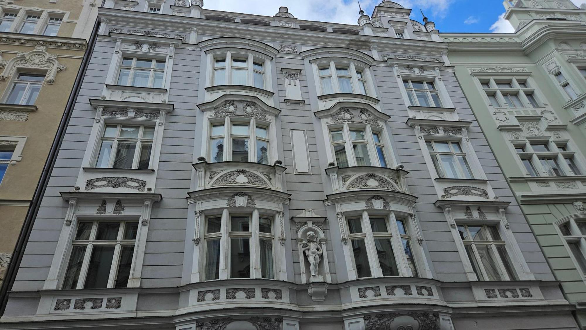 Apartment Decadent Art Deco Balcony Apartment In Old Town