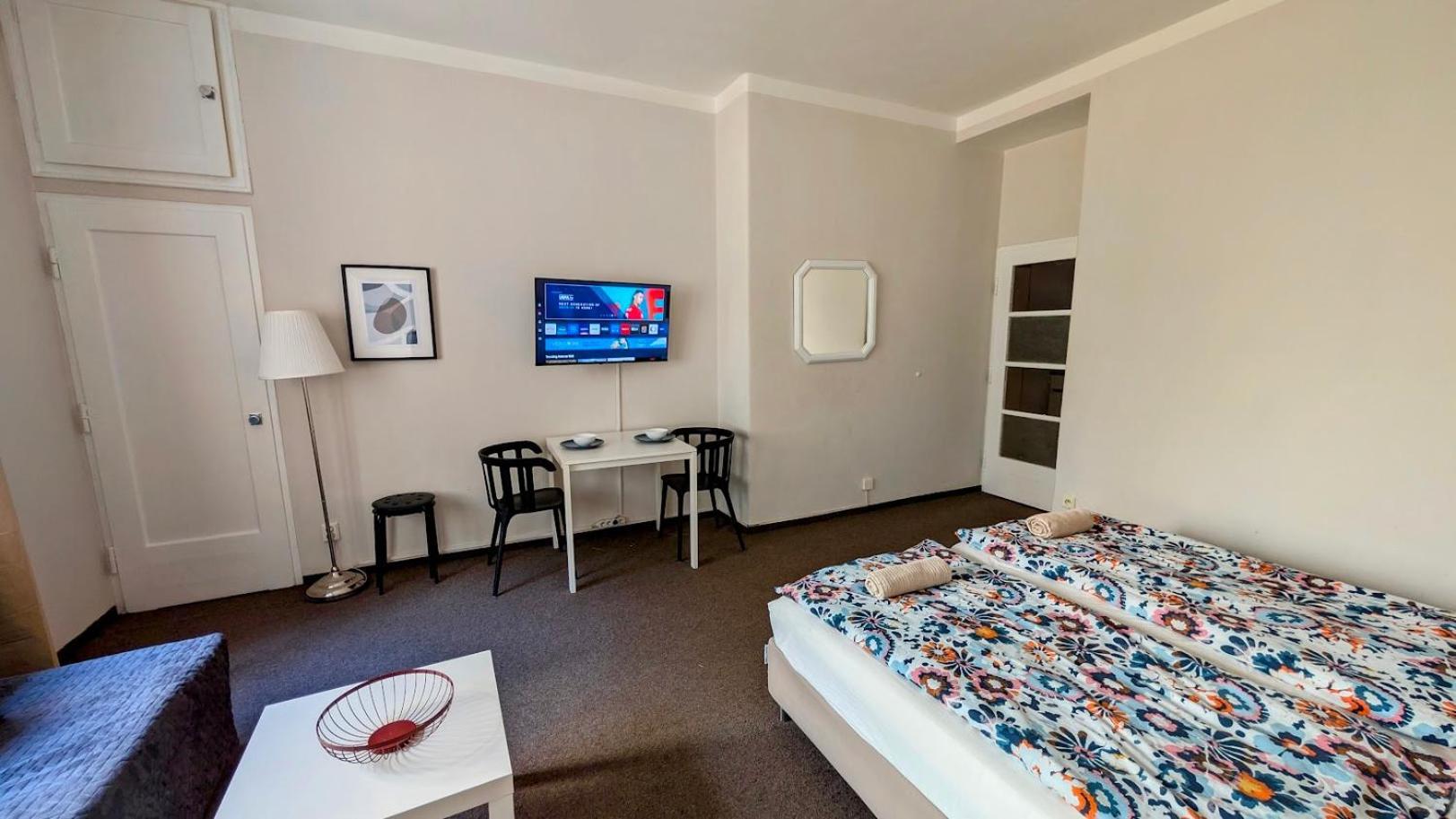 Apartment Flat In Zizkov -104- *