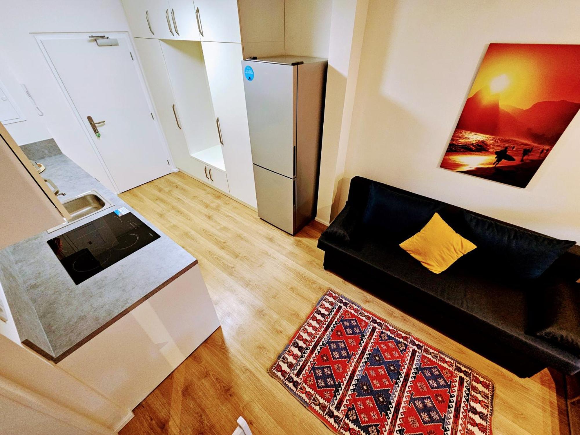 Live-inn 2 Bdr Family For 1-8 Guests, 20 Mins To Center, Lift, Gym, Reception, Parking, Roof Terrace, Game & Party Apartment Prag