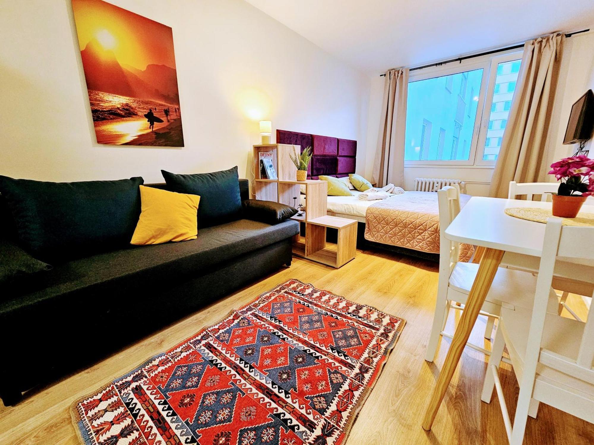 Apartment Live-inn 2 Bdr Family For 1-8 Guests, 20 Mins To Center, Lift, Gym, Reception, Parking, Roof Terrace, Game & Party Prag