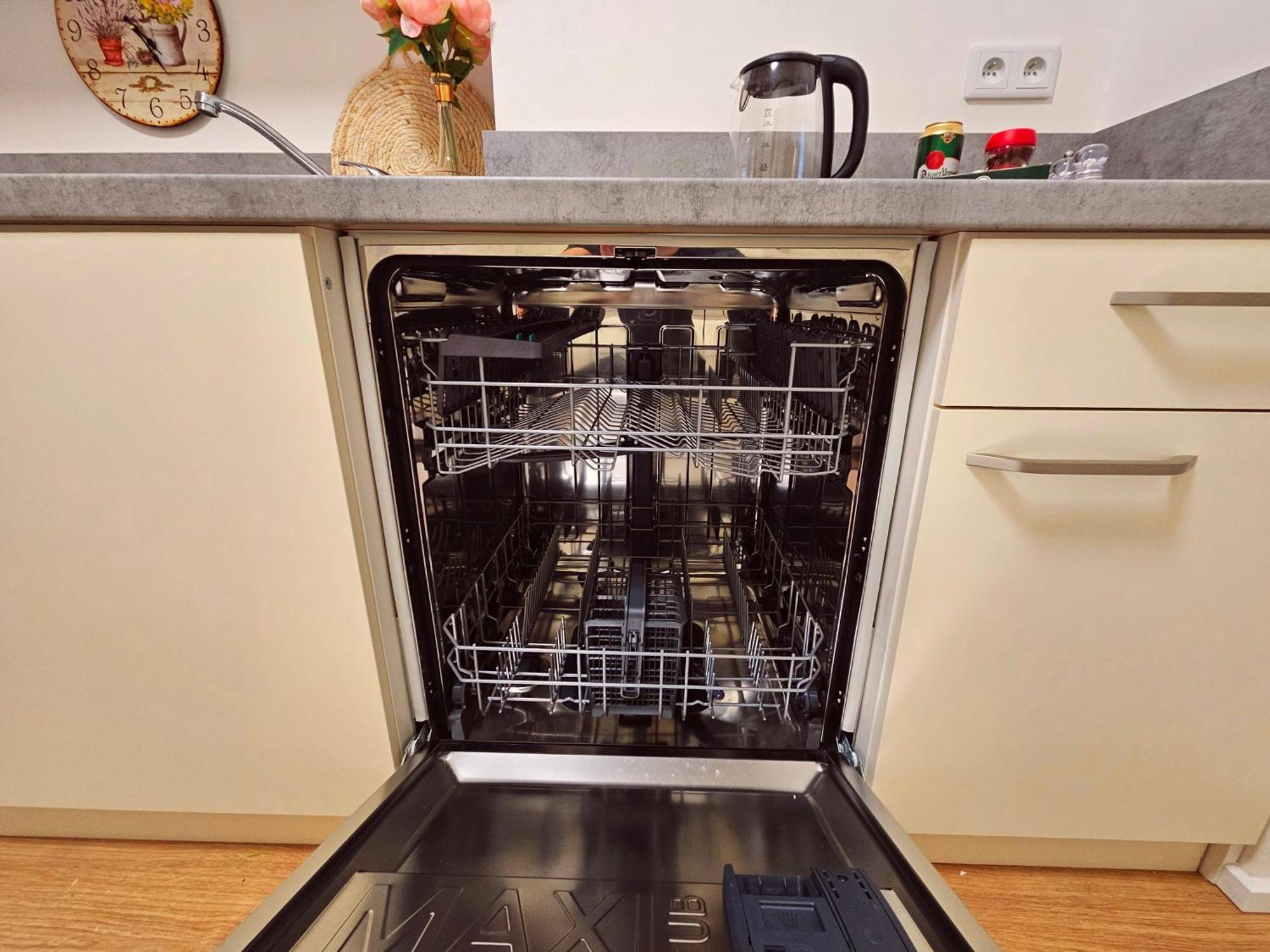 Apartment Live-inn Hotel-style 5 Apartments, 20 Mins To Centre, Gym, Reception, Free Parking, Lift, Roof Terrace & Game Prague