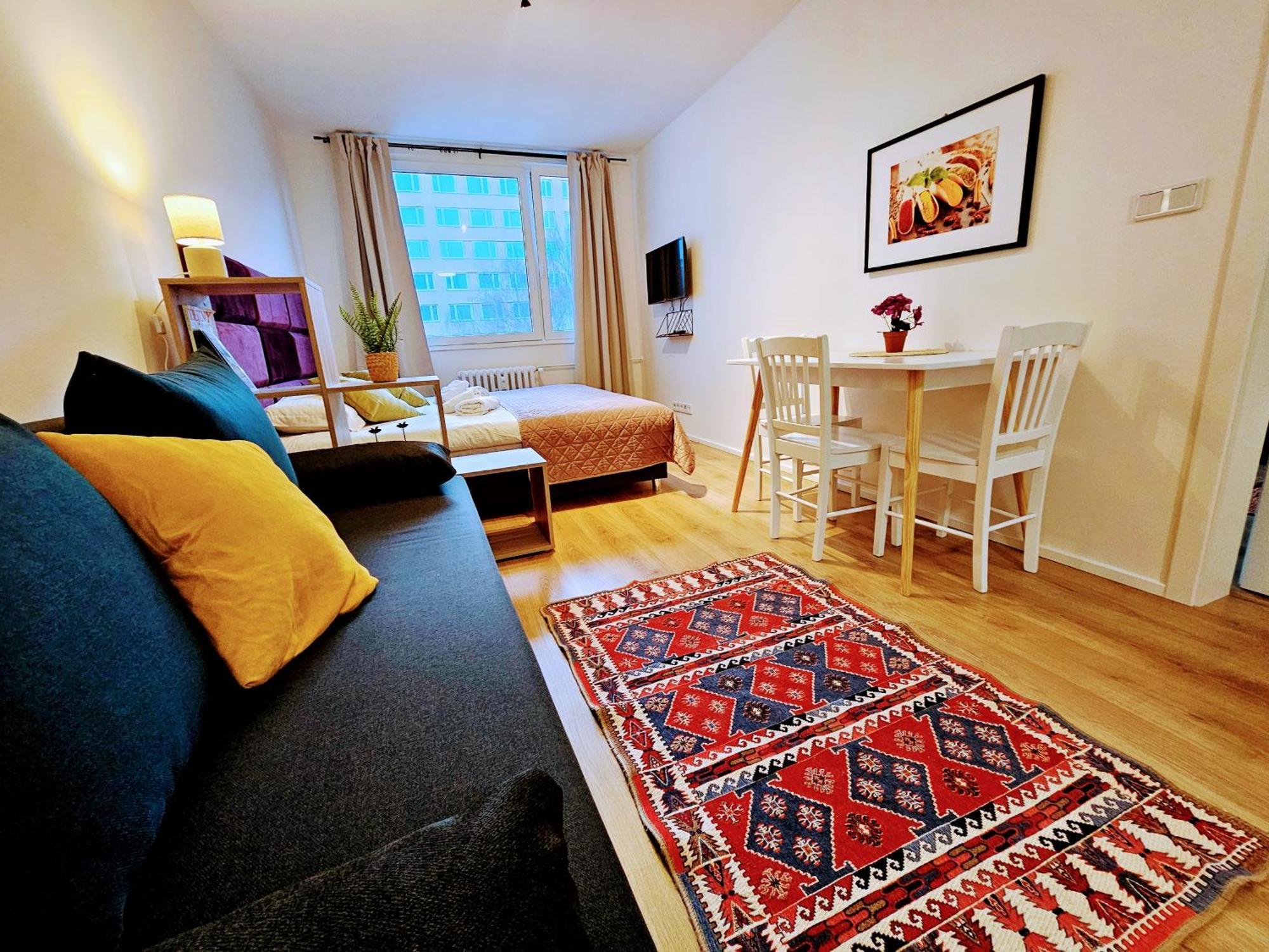 Live-inn Hotel-style 5 Apartments, 20 Mins To Centre, Gym, Reception, Free Parking, Lift, Roof Terrace & Game Prague