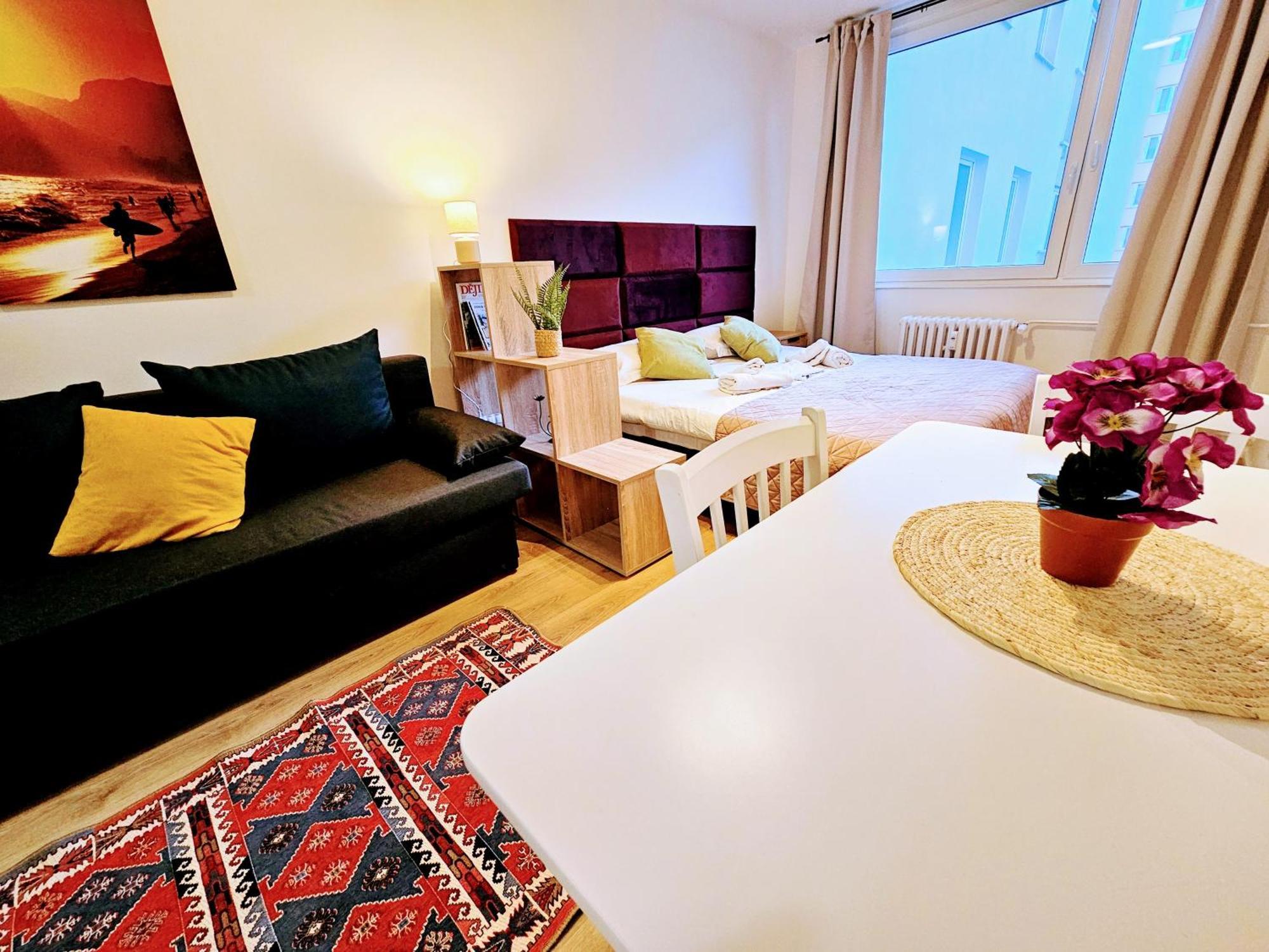 Live-inn Hotel-style 5 Apartments, 20 Mins To Centre, Gym, Reception, Free Parking, Lift, Roof Terrace & Game Apartment Prague
