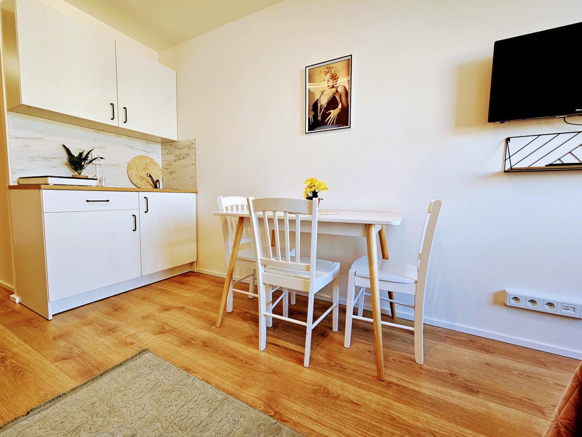 Live-inn Hotel-style 5 Apartments, 20 Mins To Centre, Gym, Reception, Free Parking, Lift, Roof Terrace & Game Prague