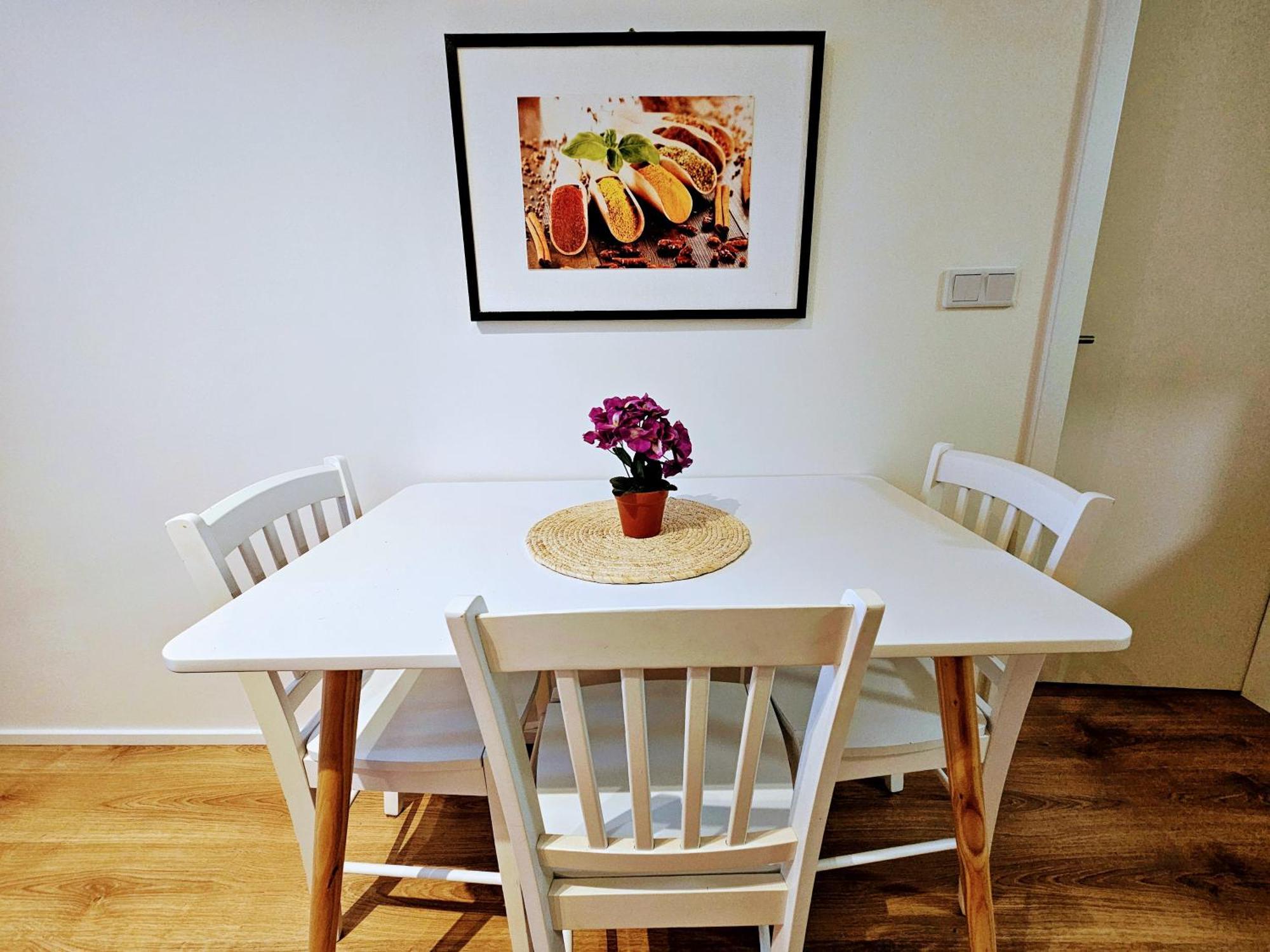 Live-inn Hotel-style 5 Apartments, 20 Mins To Centre, Gym, Reception, Free Parking, Lift, Roof Terrace & Game Apartment