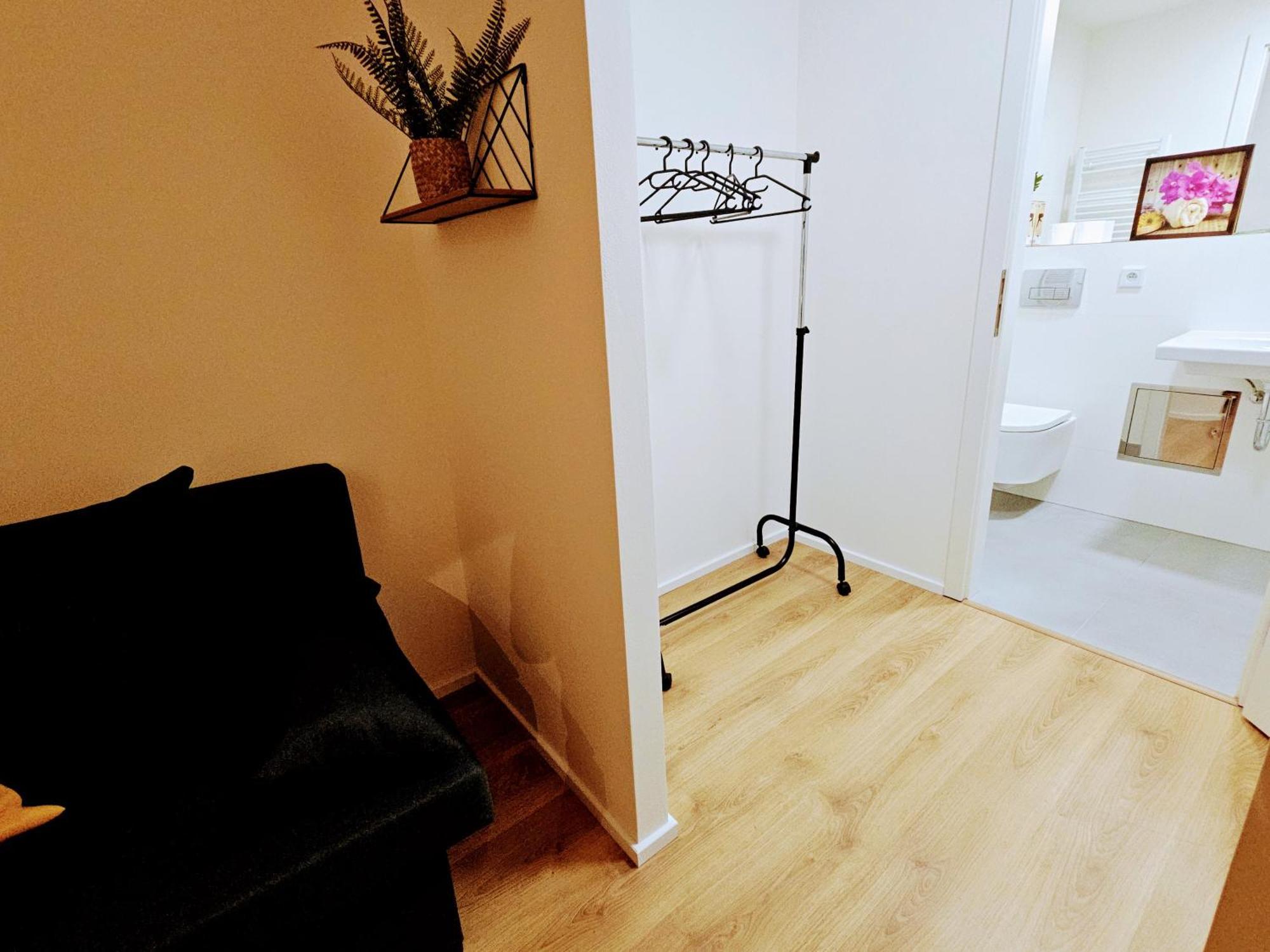 Apartment Live-inn Hotel-style 5 Apartments, 20 Mins To Centre, Gym, Reception, Free Parking, Lift, Roof Terrace & Game Prague