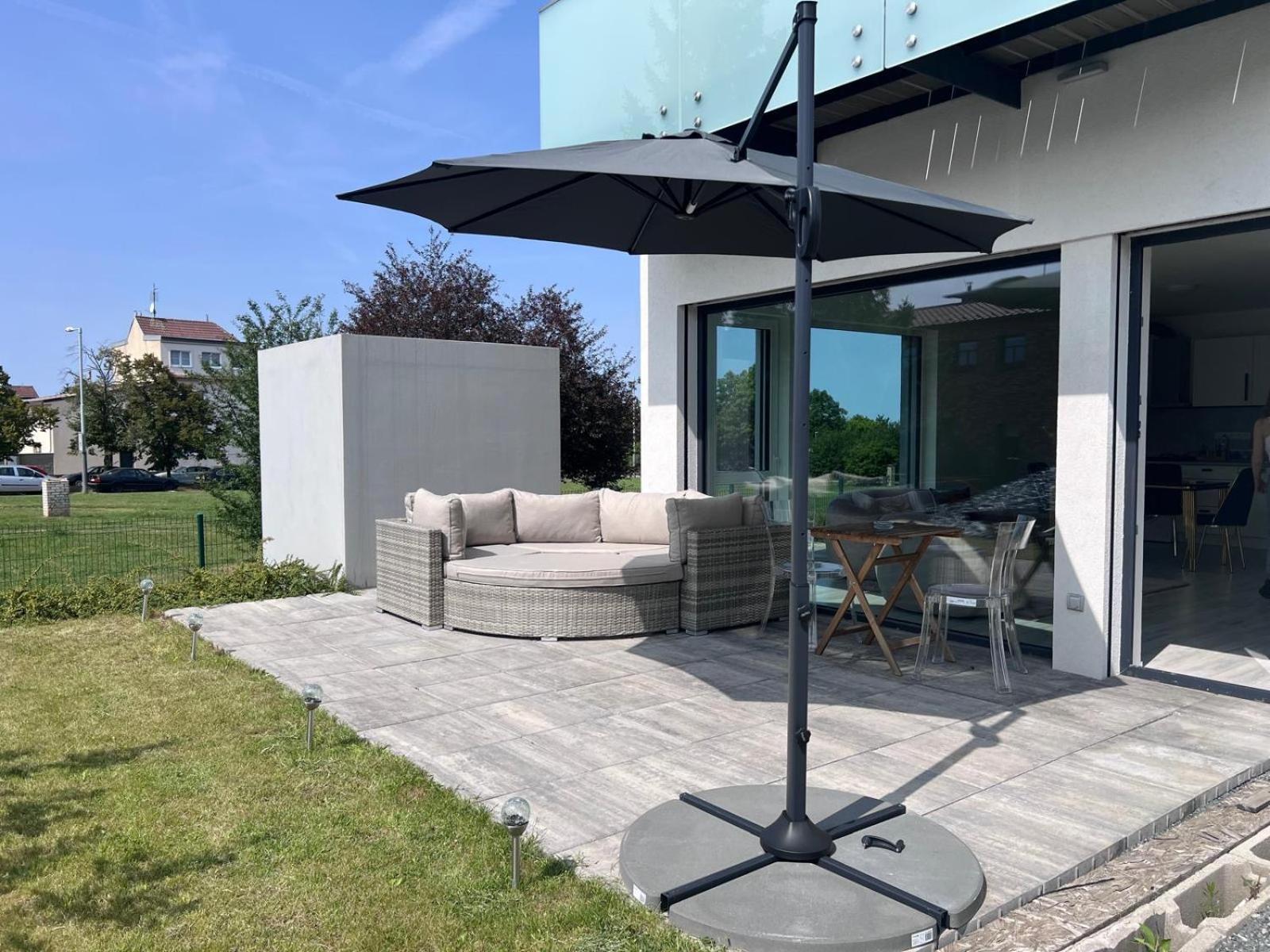 Modern Close To Tram And Airport, Free Parking Apartment Prague