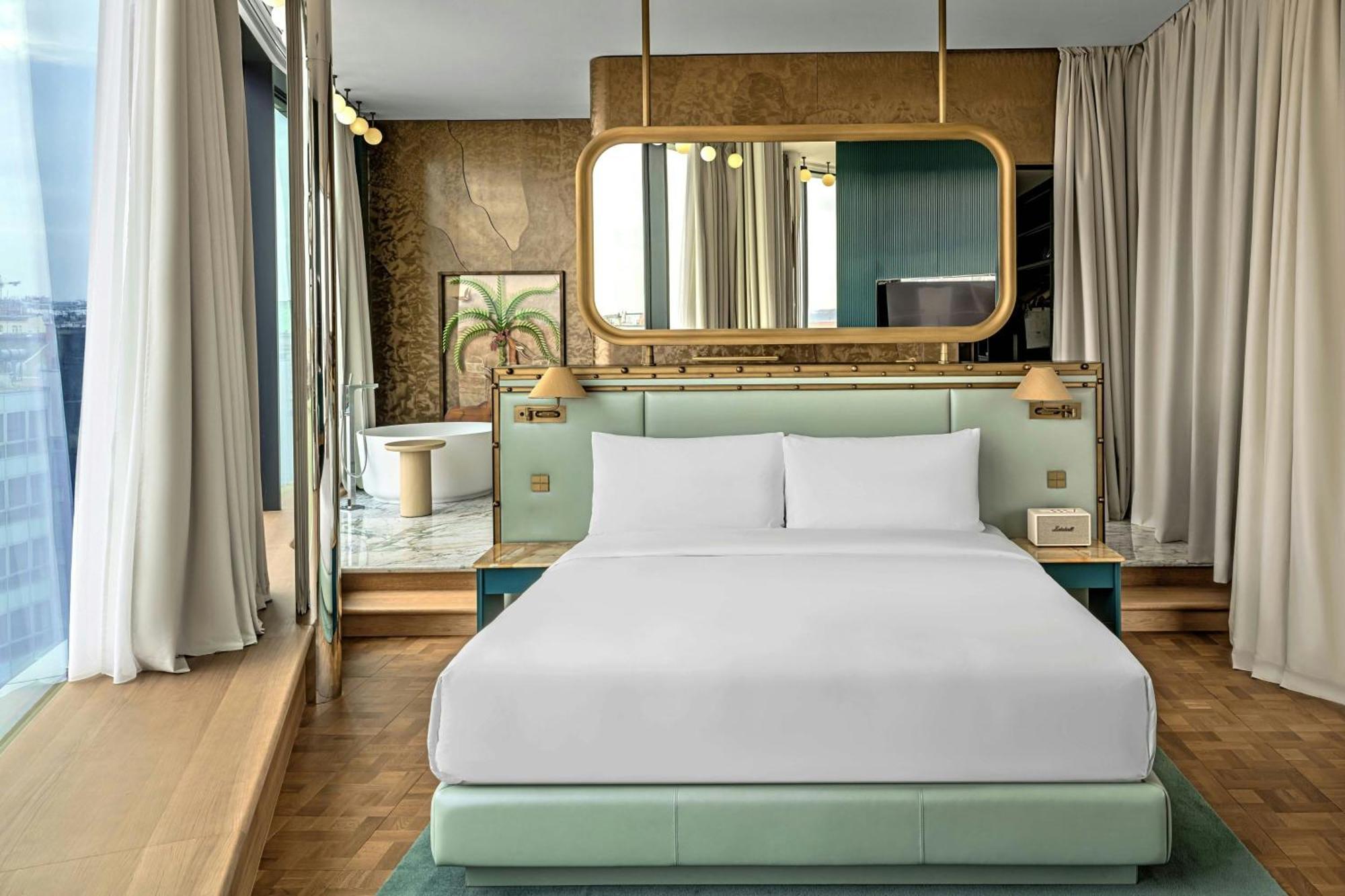 W Hotel 5*