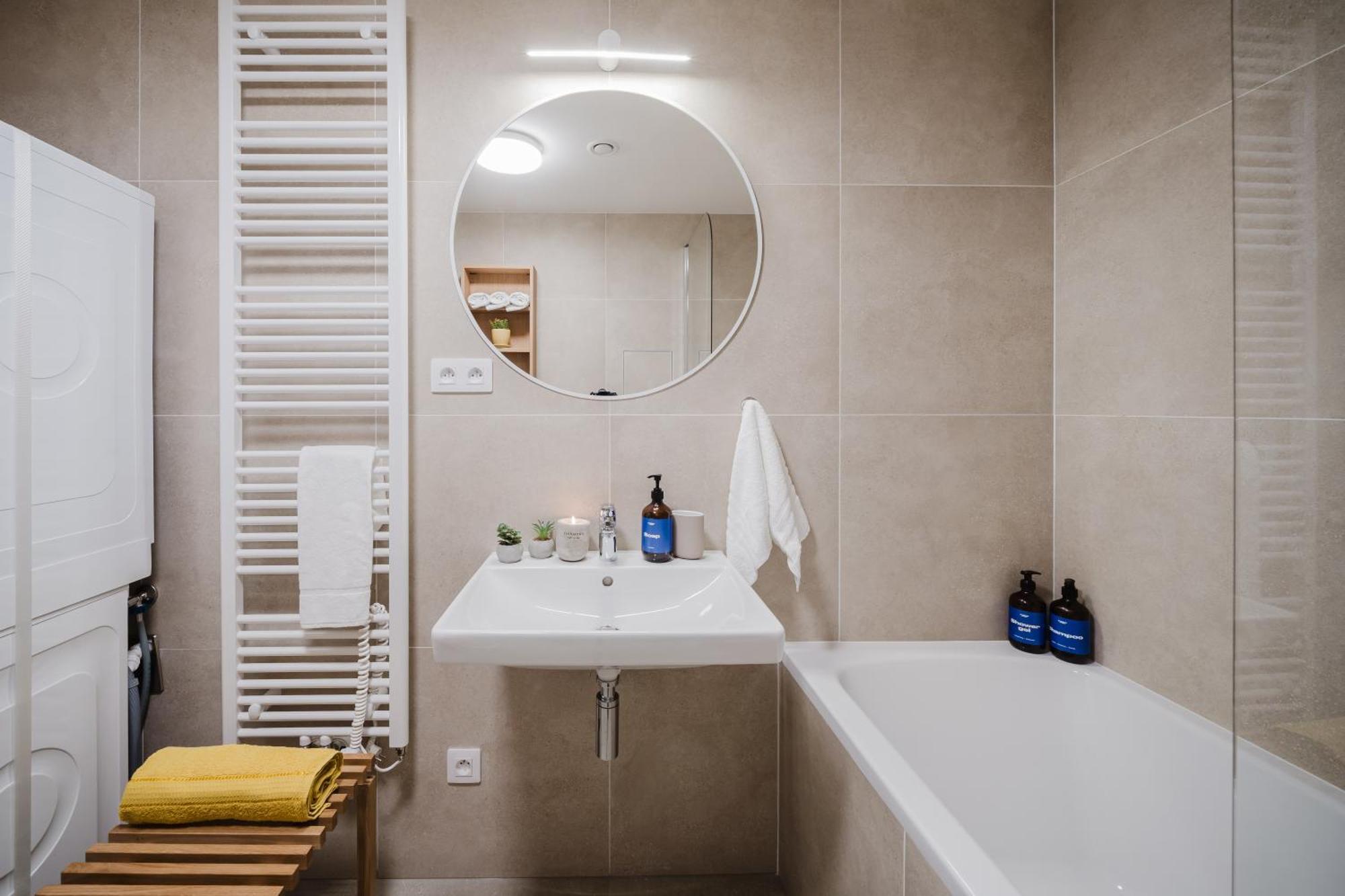 Days - With Garage And Balcony In Smichov * Prague