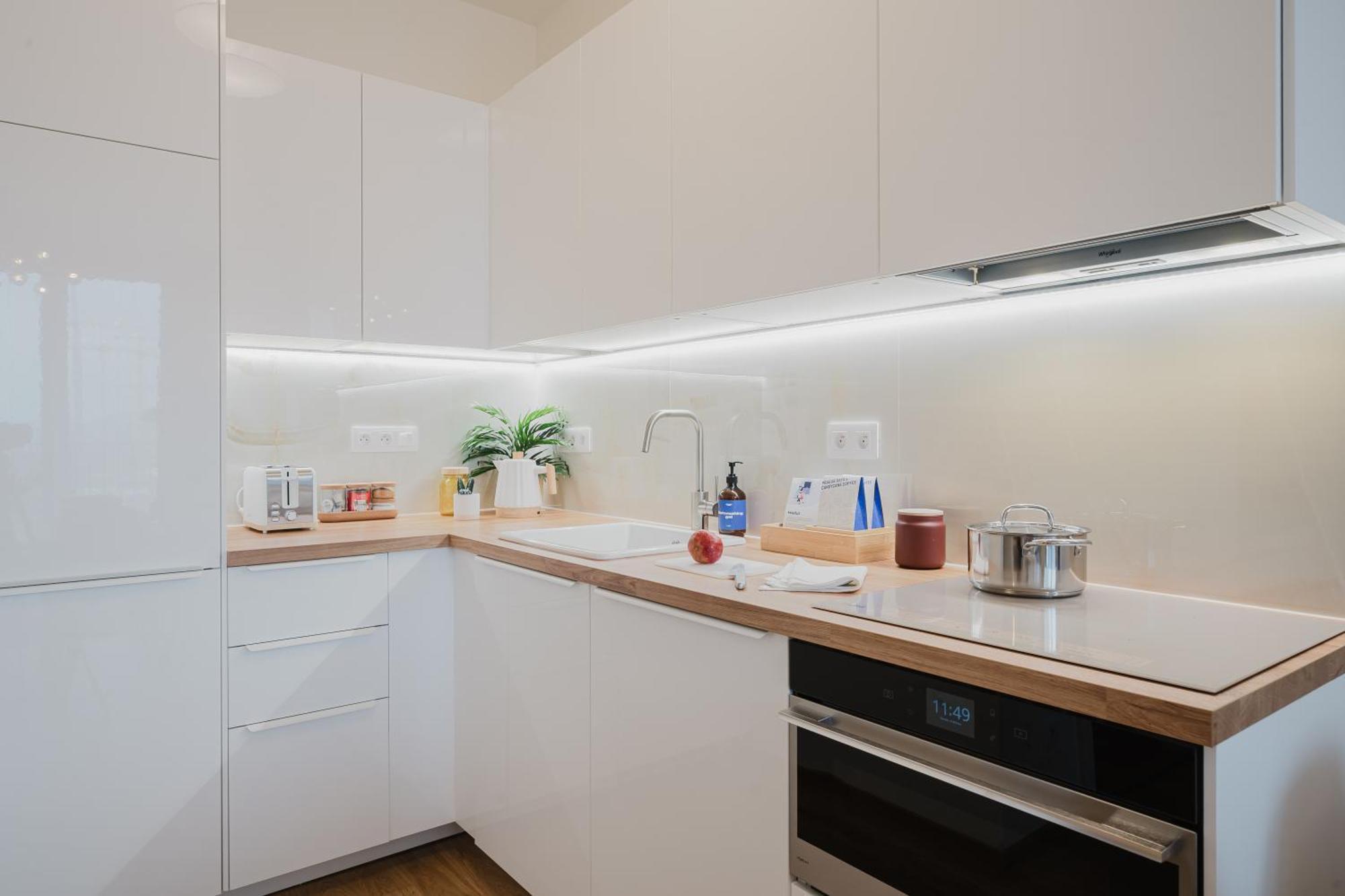 Days - With Garage And Balcony In Smichov * Prague