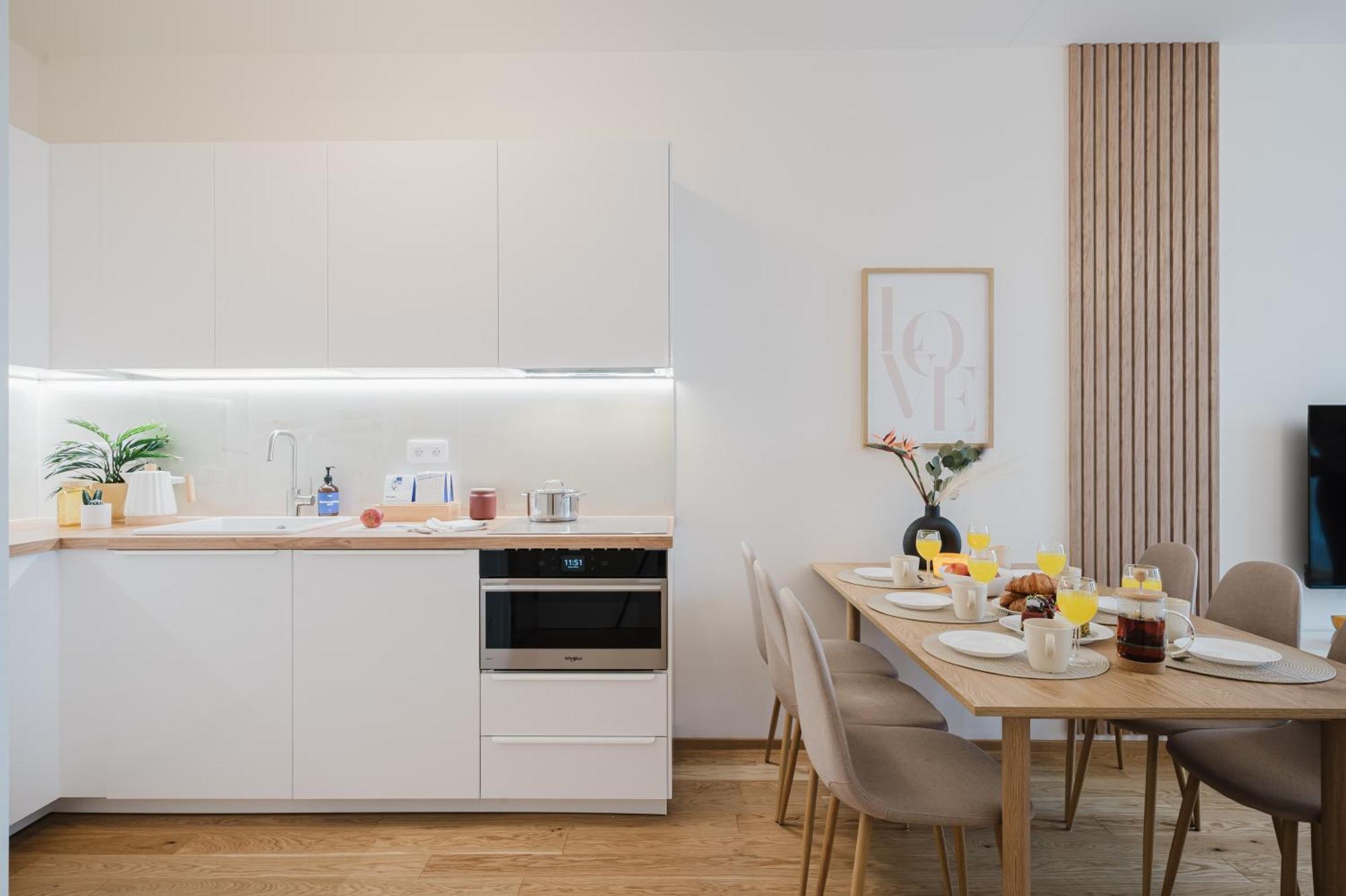 Apartment Days - With Garage And Balcony In Smichov *
