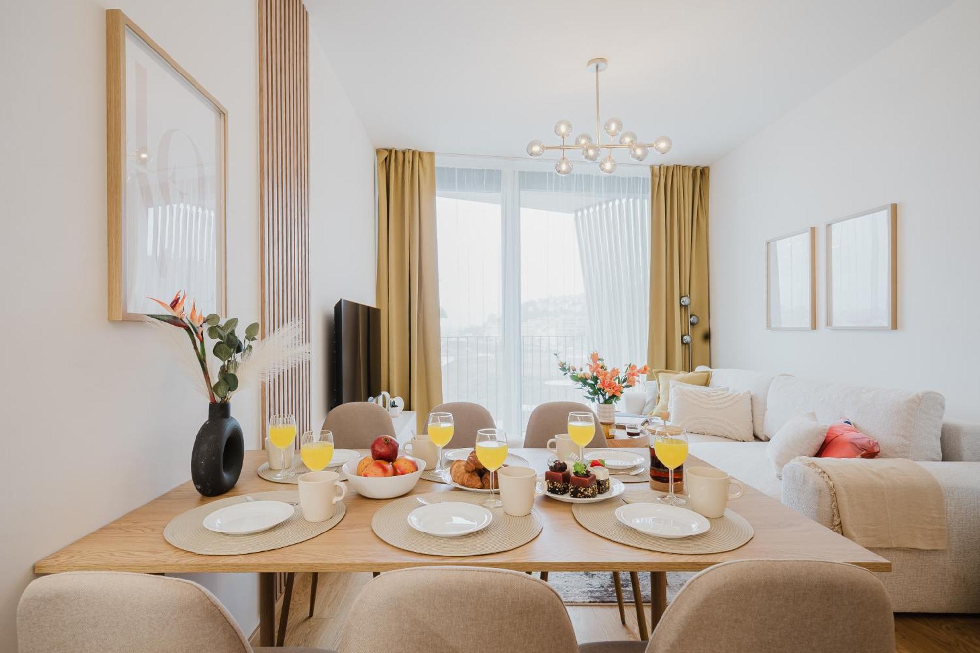 Days - With Garage And Balcony In Smichov * Prague
